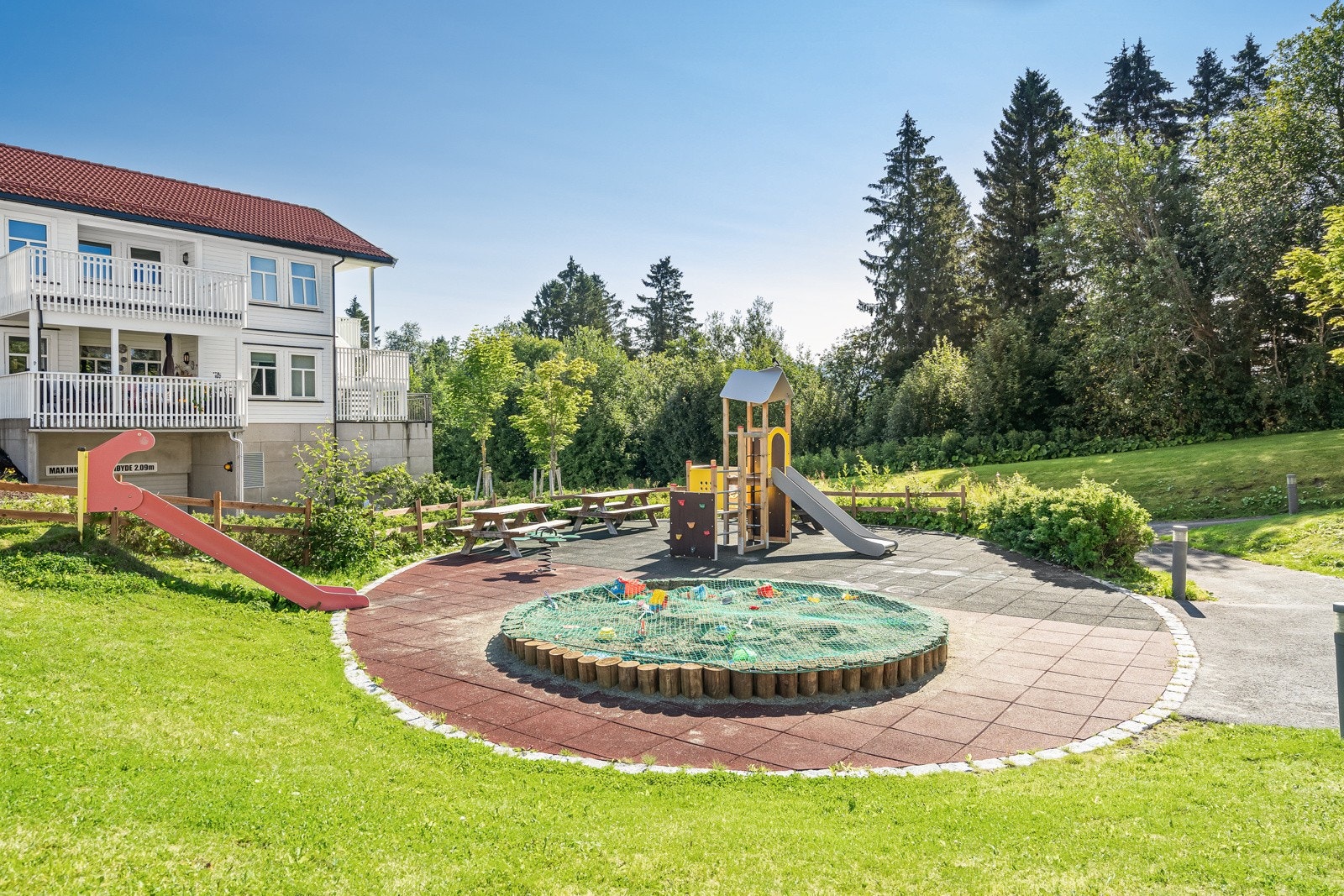 Her bor man i et rolig og barnevennlig område med kort vei til lekeplass. Galleribilde