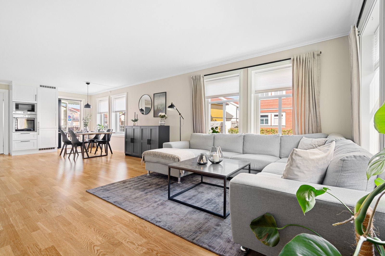 Dette er en lys og luftig halvpart i et veletablert og attraktivt område. Galleribilde