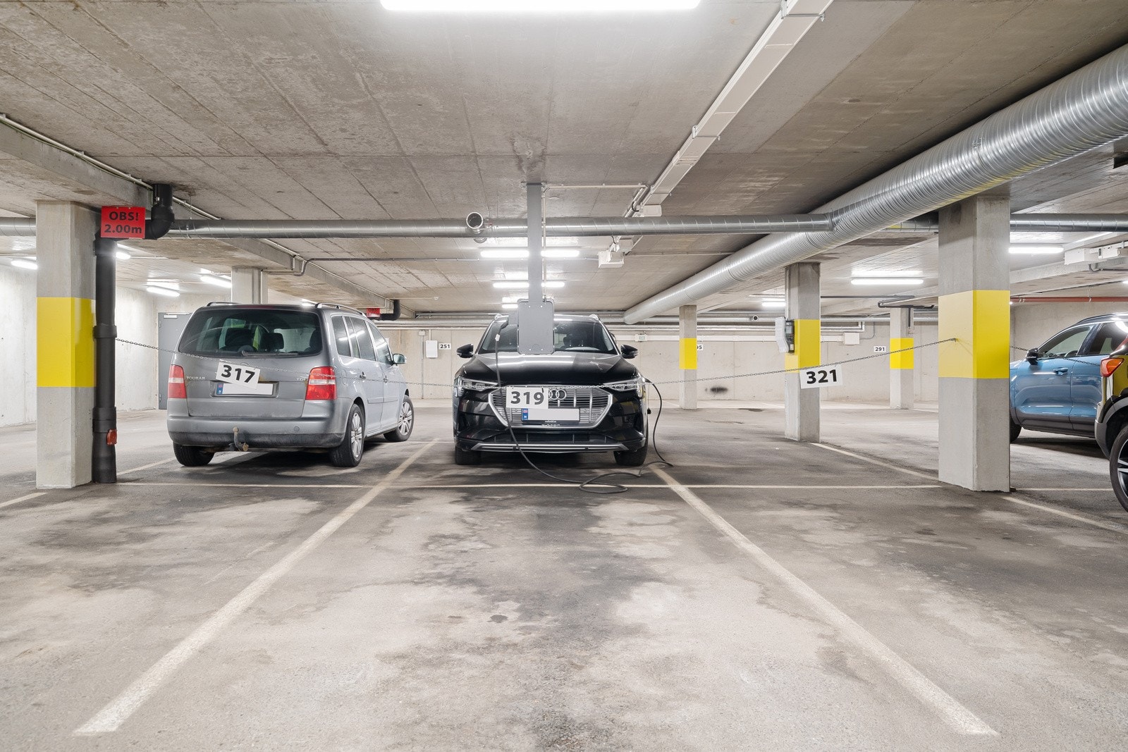 Boligen disponerer en biloppstillingsplass i parkeringskjeller. Det er også bod i parkeringskjelleren. Galleribilde