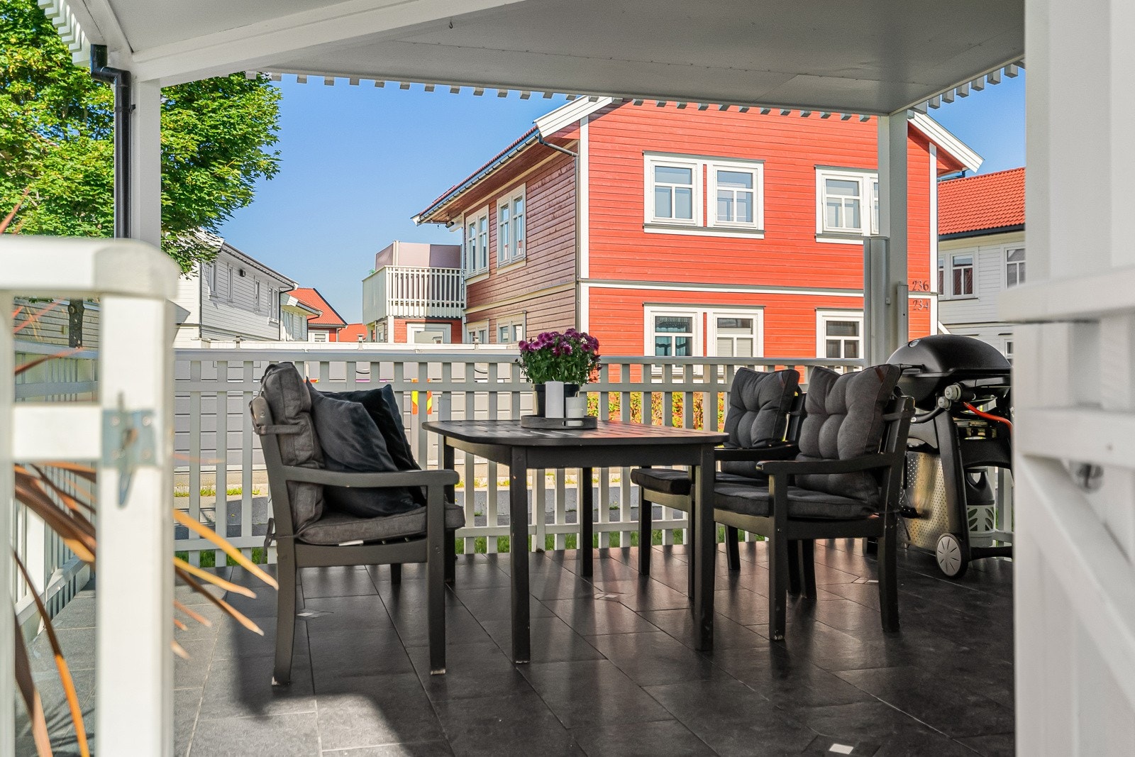 Fra terrassen har du utsikt mot et velstelt og fint nabolag i rolige omgivelser. Galleribilde