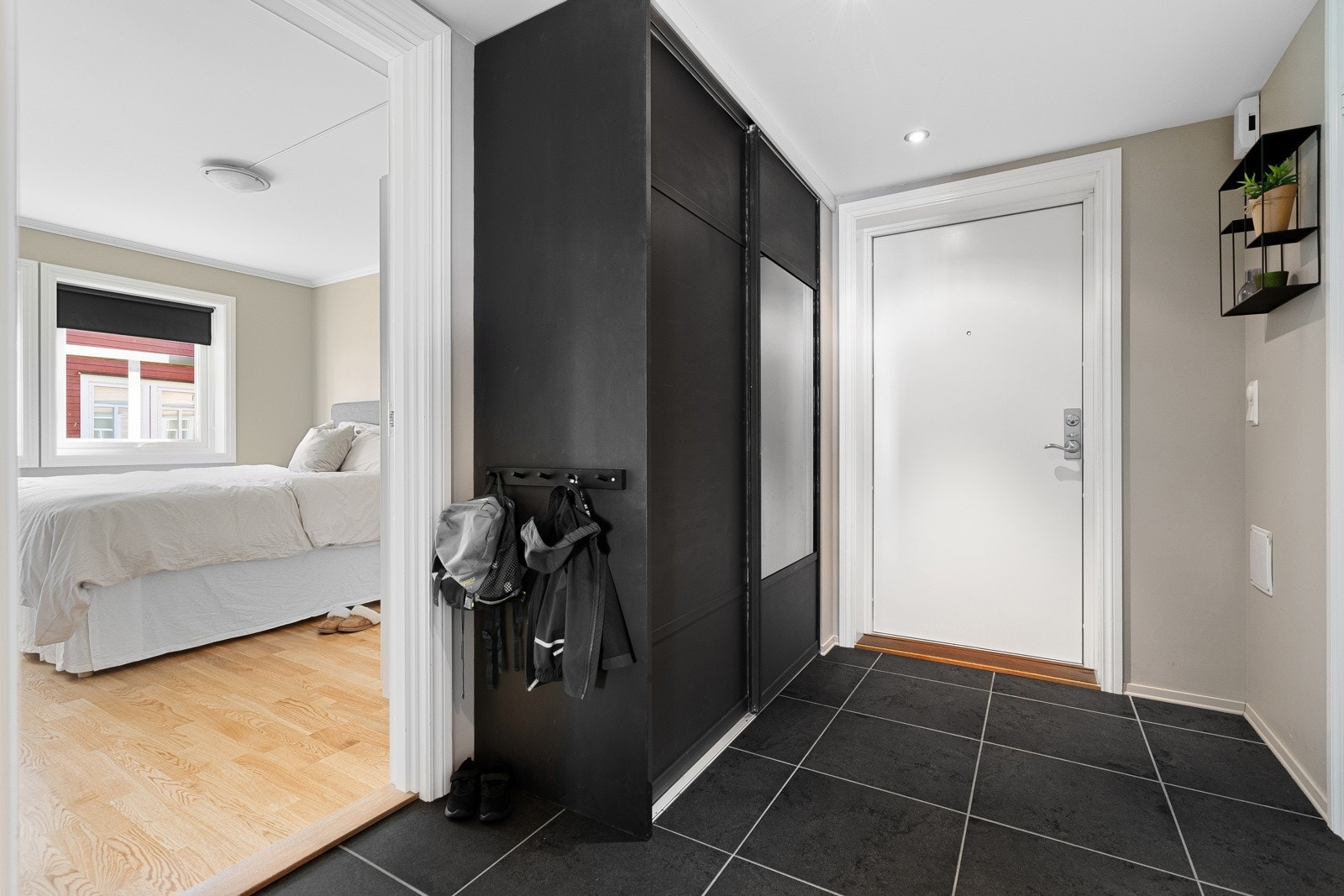 Innbydende entré med god plass til garderobeløsning Galleribilde