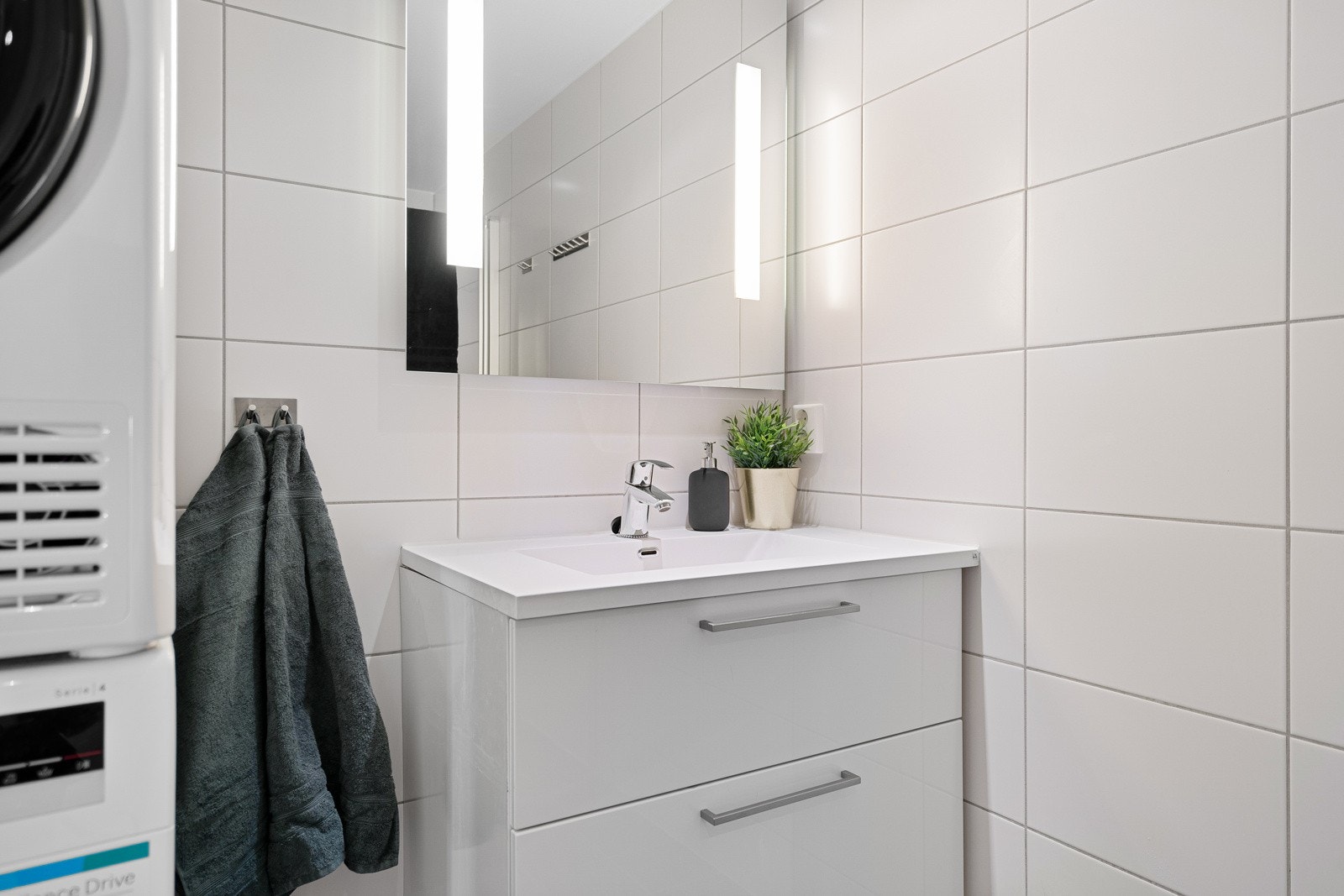 Badet har en moderne innredning og speil med integrerte lys. Galleribilde