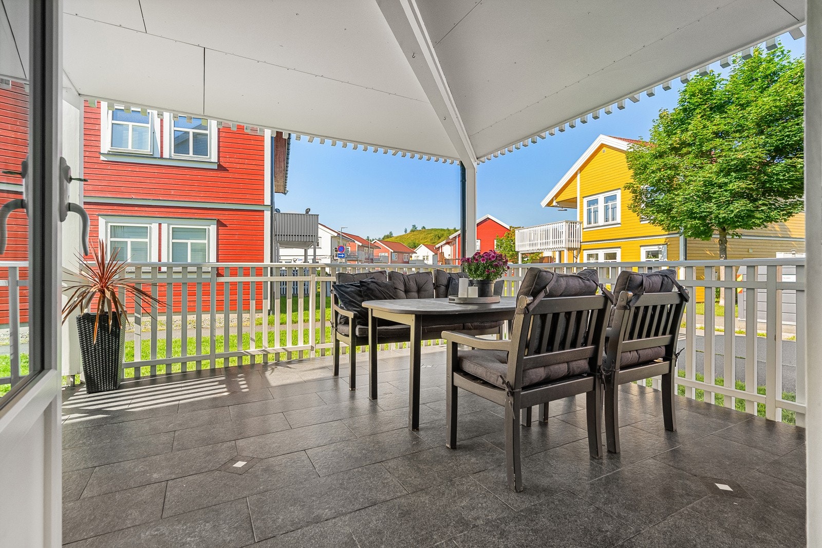Fra spisestuen har man utgang til en sørvestvendt markterrasse hvor sol og utsikt kan nytes fullt ut. Galleribilde