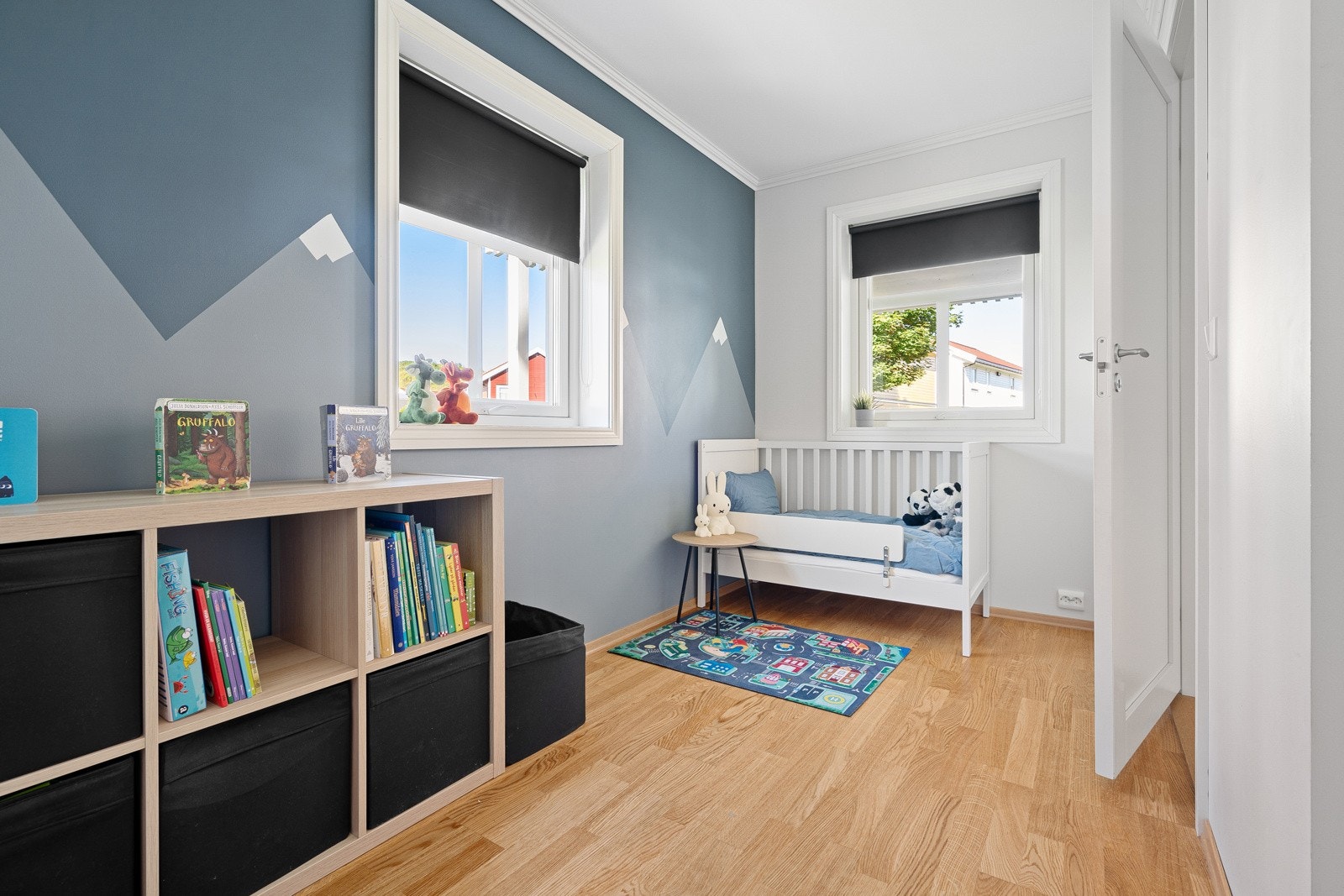 Boligens andre soverom har god plass til seng, arbeidsbord m.m. Galleribilde