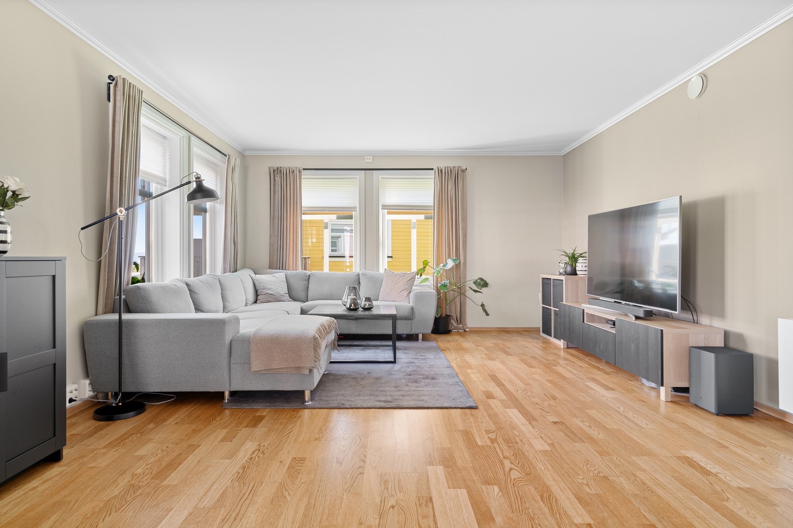 Boligen har en god planløsning, med stue i åpen løsning mot kjøkkenet. Dette skaper en sosial atmosfære. Galleribilde