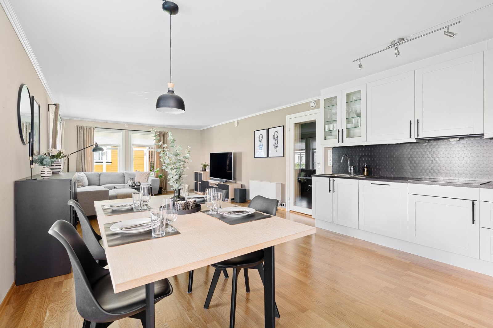 Det er god plass til en større spiseguppe mellom stuen og kjøkkenet. Galleribilde