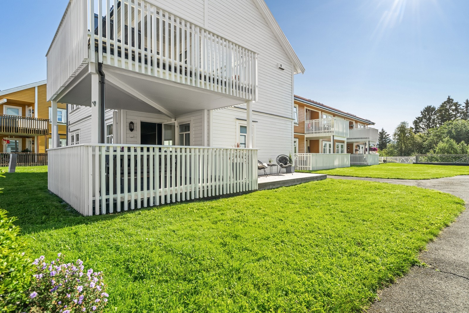 Terrassen har gode solforhold og blir en fin forlengelse av stuen på varme sommerdager. Galleribilde