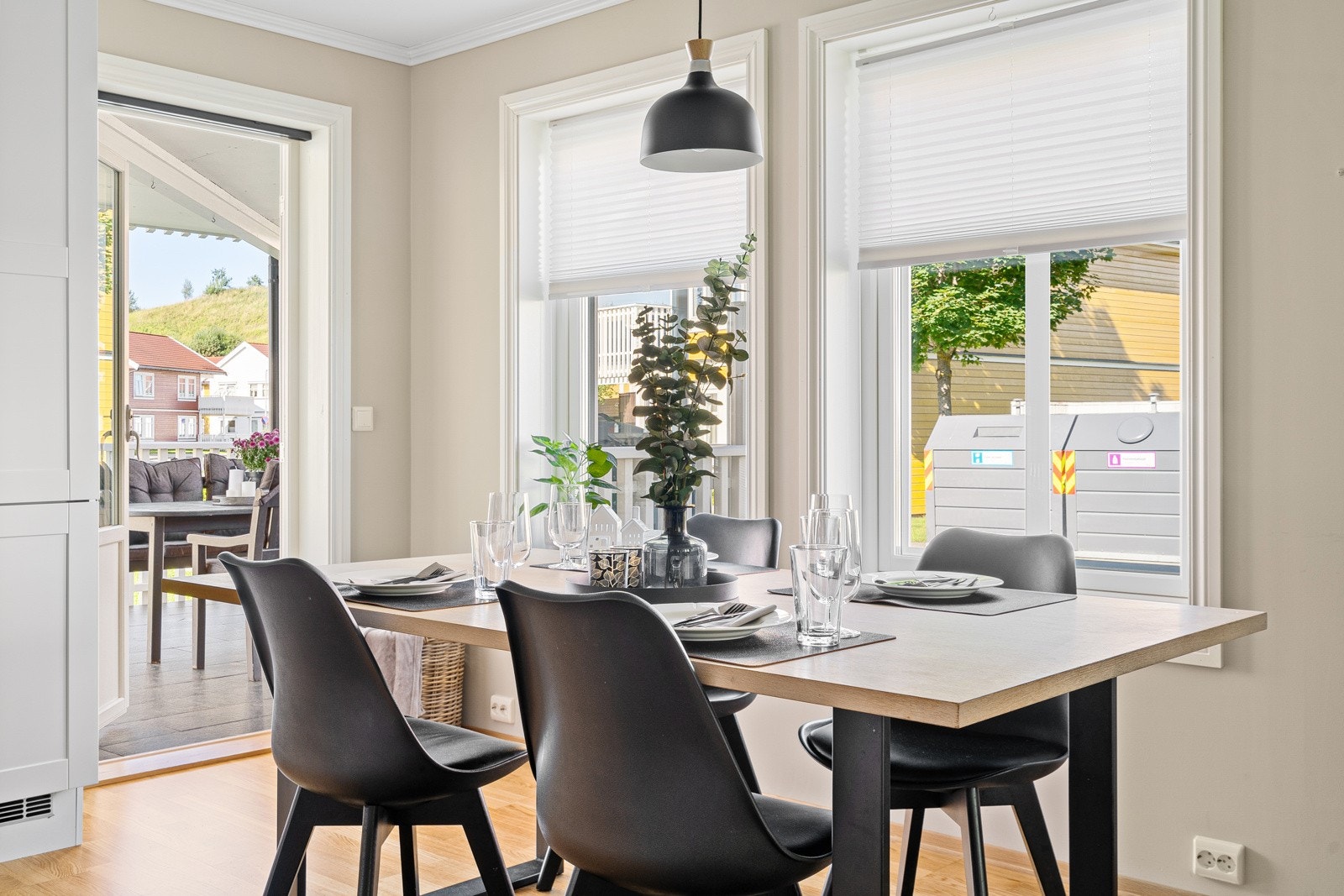 Store vindusflater gir rikelig med naturlig lysinnslipp. Galleribilde