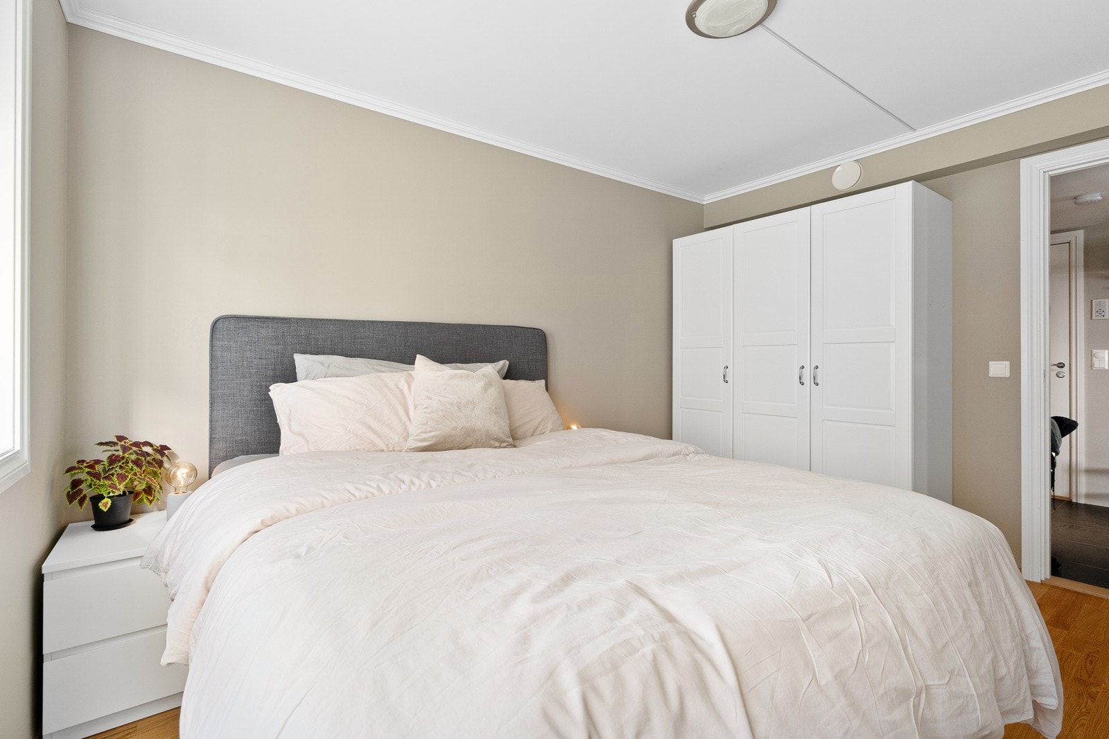 På hovedsoverommet har du god plass til dobbeltseng og garderobeløsning. Galleribilde