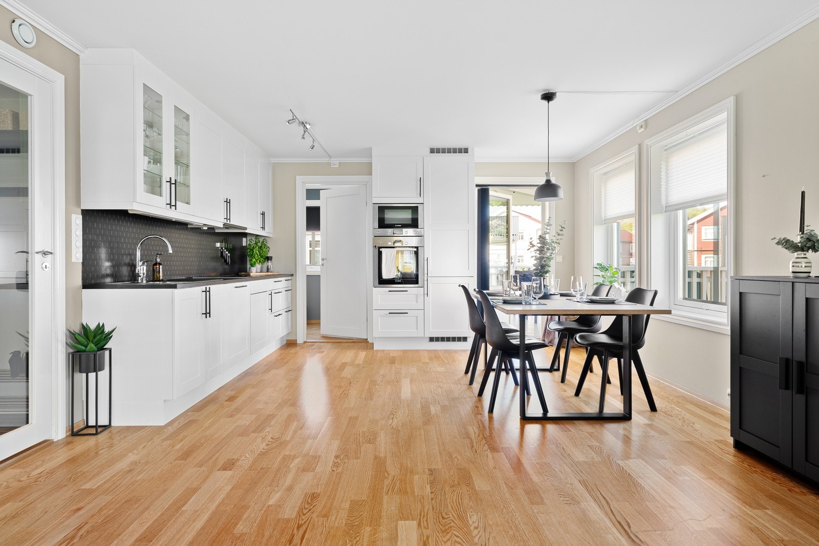 Boligen har et klassisk kjøkken med mye oppbevaringsplass. Galleribilde