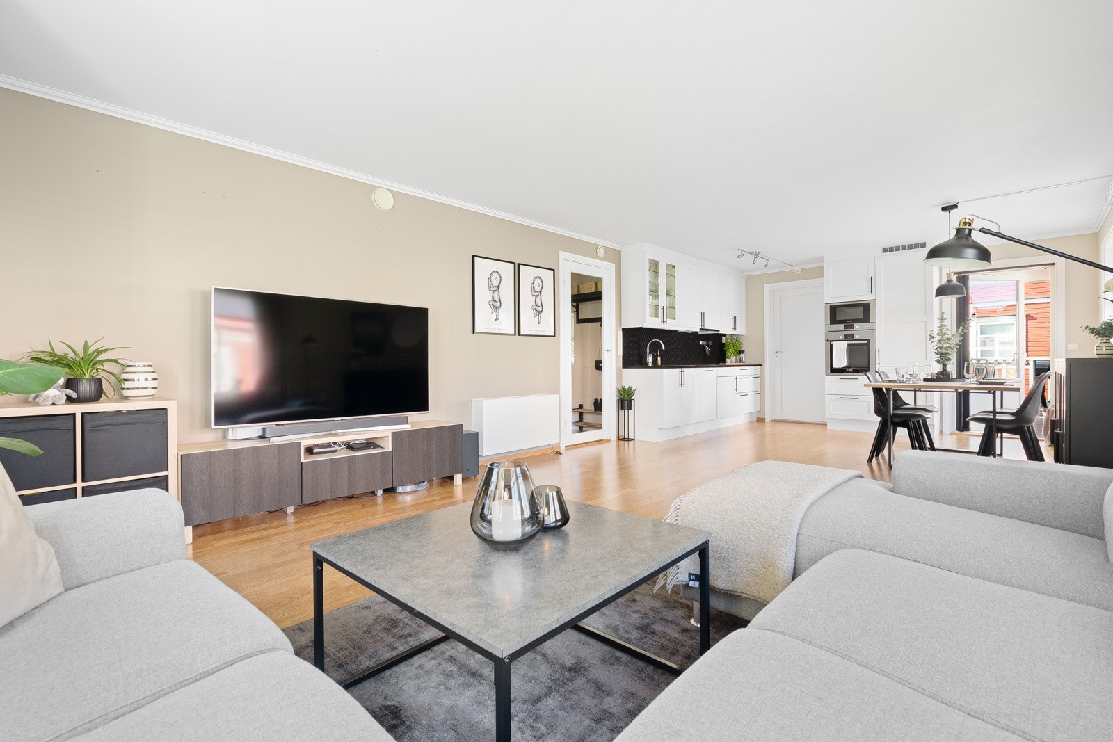 Stuens utforming gir naturlige møbleringssoner. Galleribilde