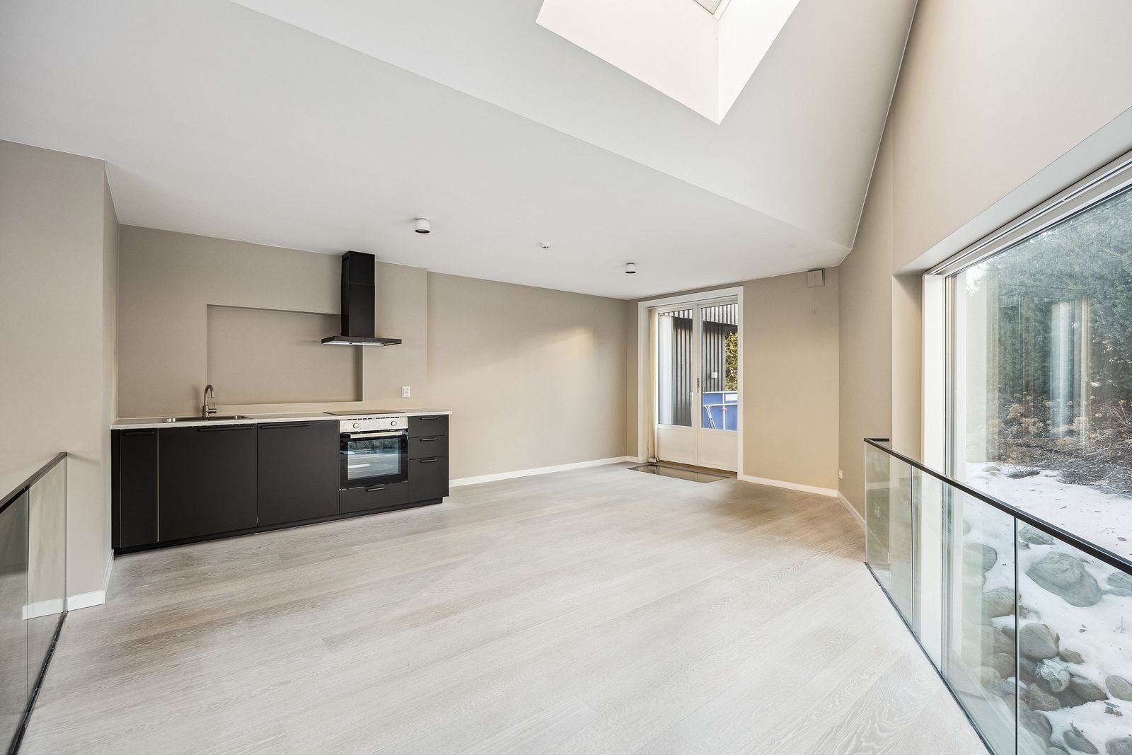 Nytt kjøkken med spiseplass Galleribilde