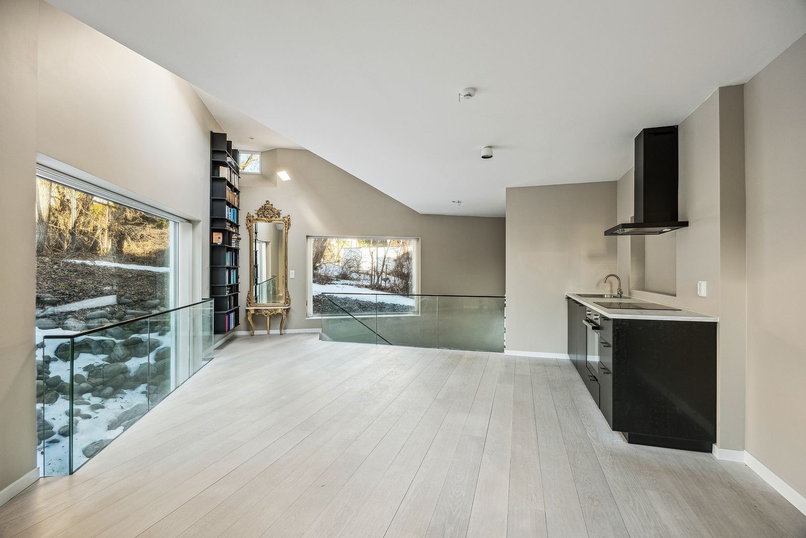 Stue/spisestue med åpen kjøkkenløsning - store vinduer som gir mye lys og luftig atmosfære Galleribilde