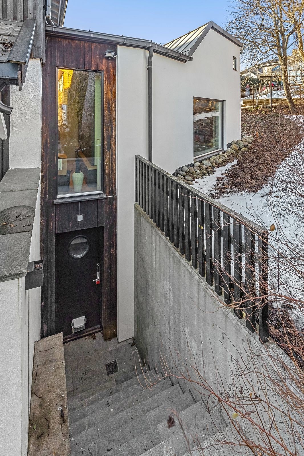Ny skiferbelagt inngangsparti - leiligheten ligger på siden av en enebolig Galleribilde