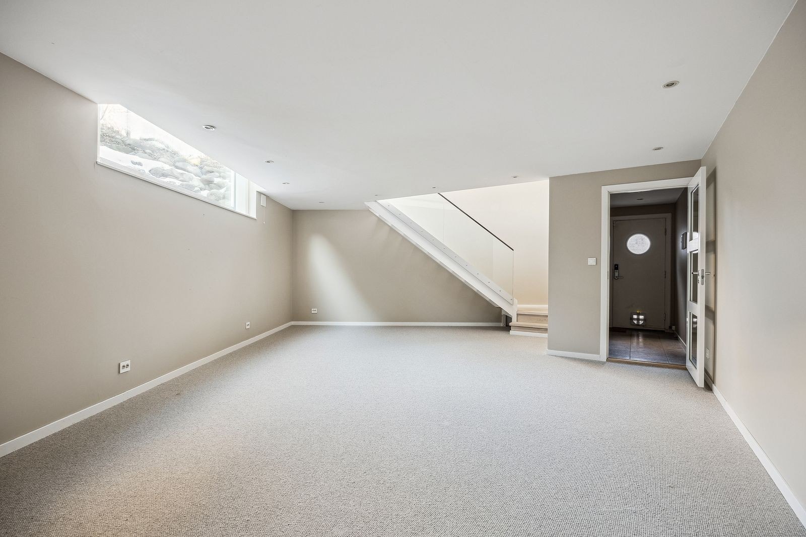 Stue/oppholdsrom med trapp opp til 2. etasje Galleribilde