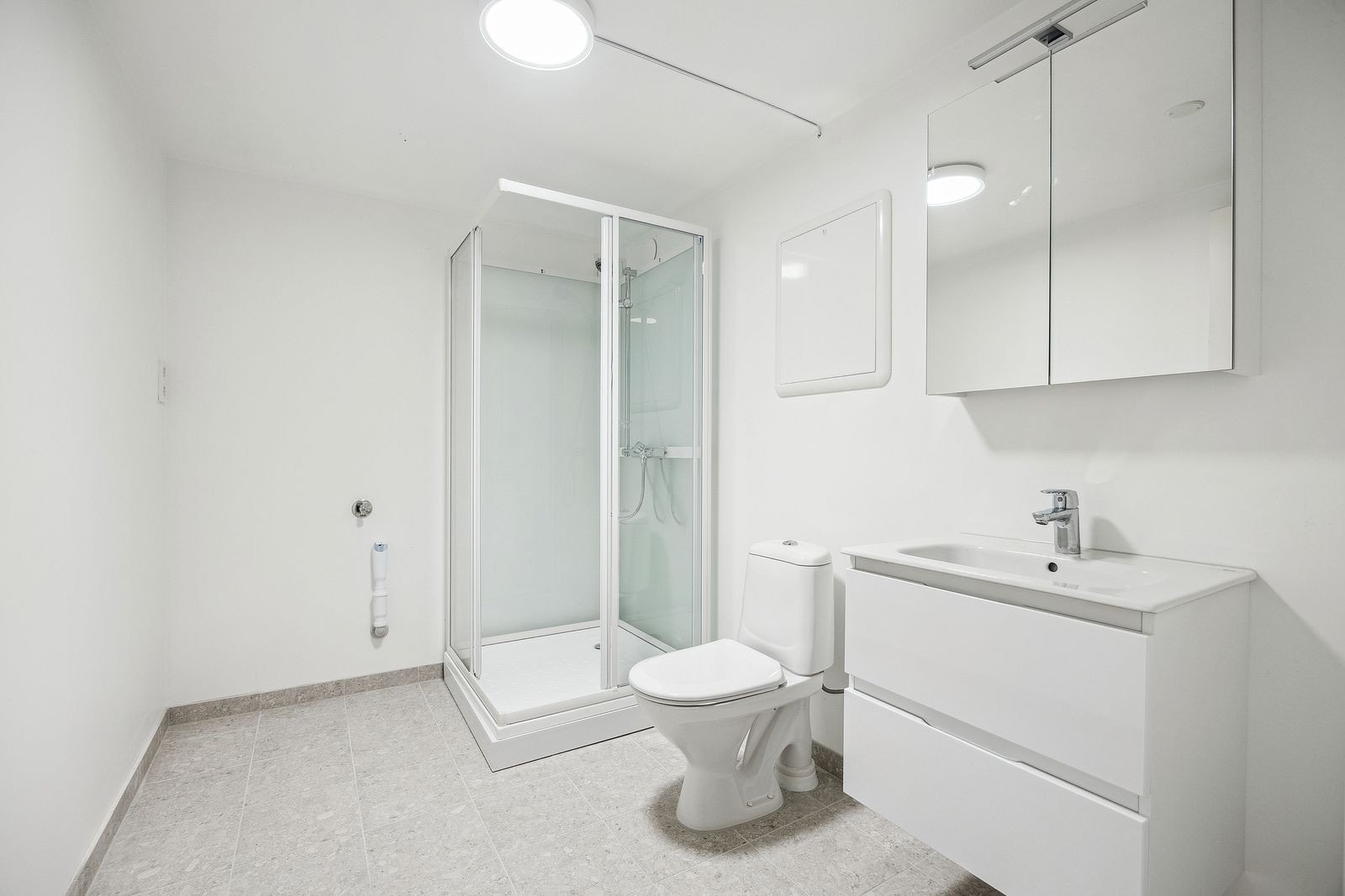 Nytt romslig baderom med opplegg for vaskemaskin - varmekabler på gulv Galleribilde