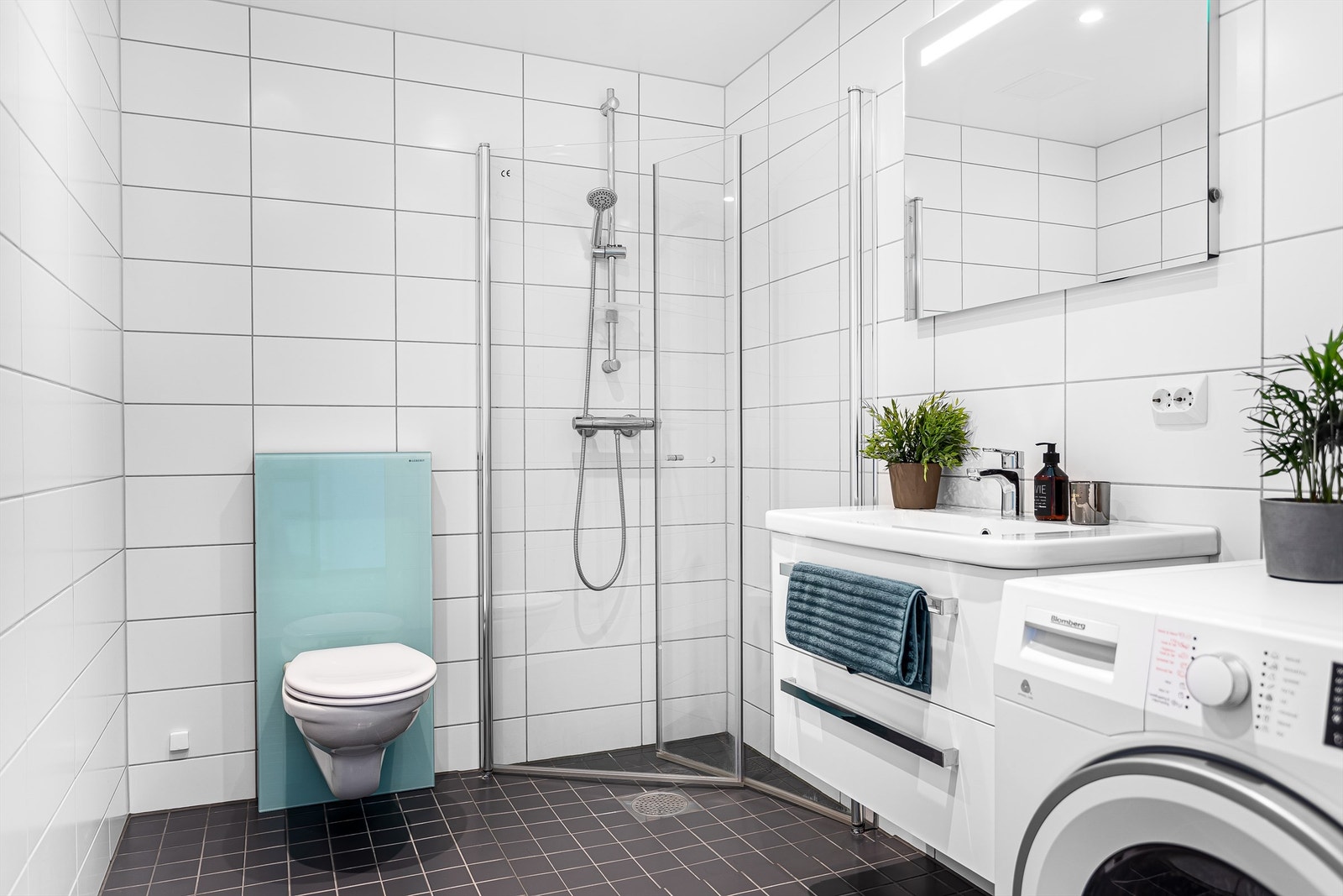 Delikat bad med alt man trenger. Gulvvarme og opplegg til vaskemaskin. Galleribilde