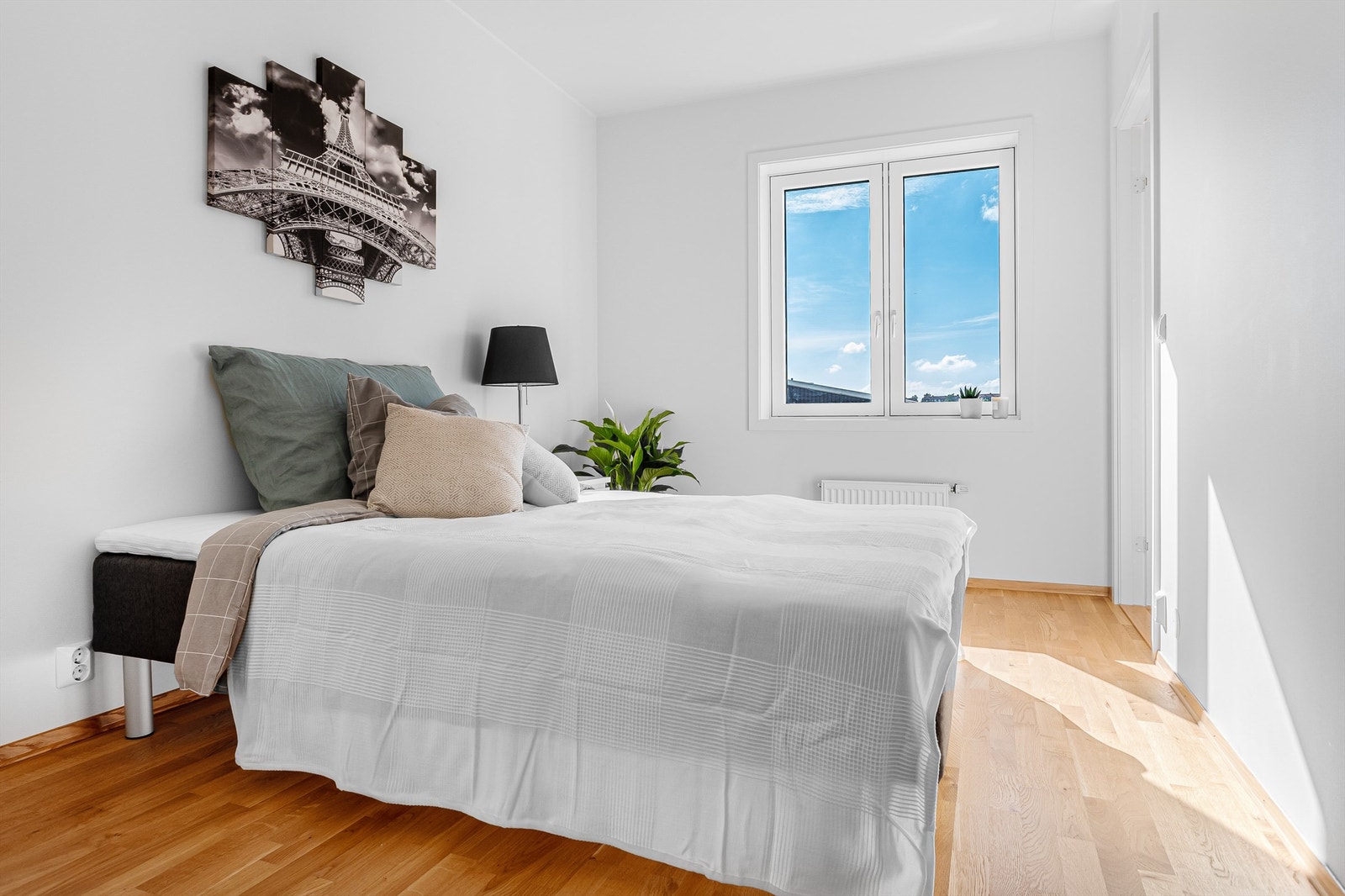 Soverom med god plass til dobbeltseng. Galleribilde