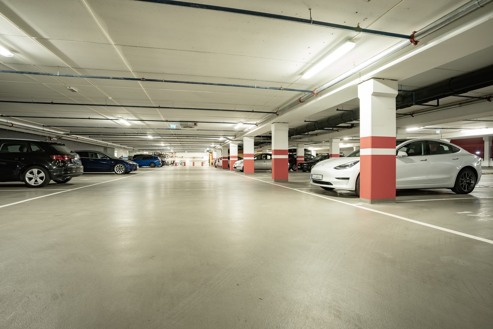 Parkeringsplass i felles garasjeanlegg medfølger. Galleribilde