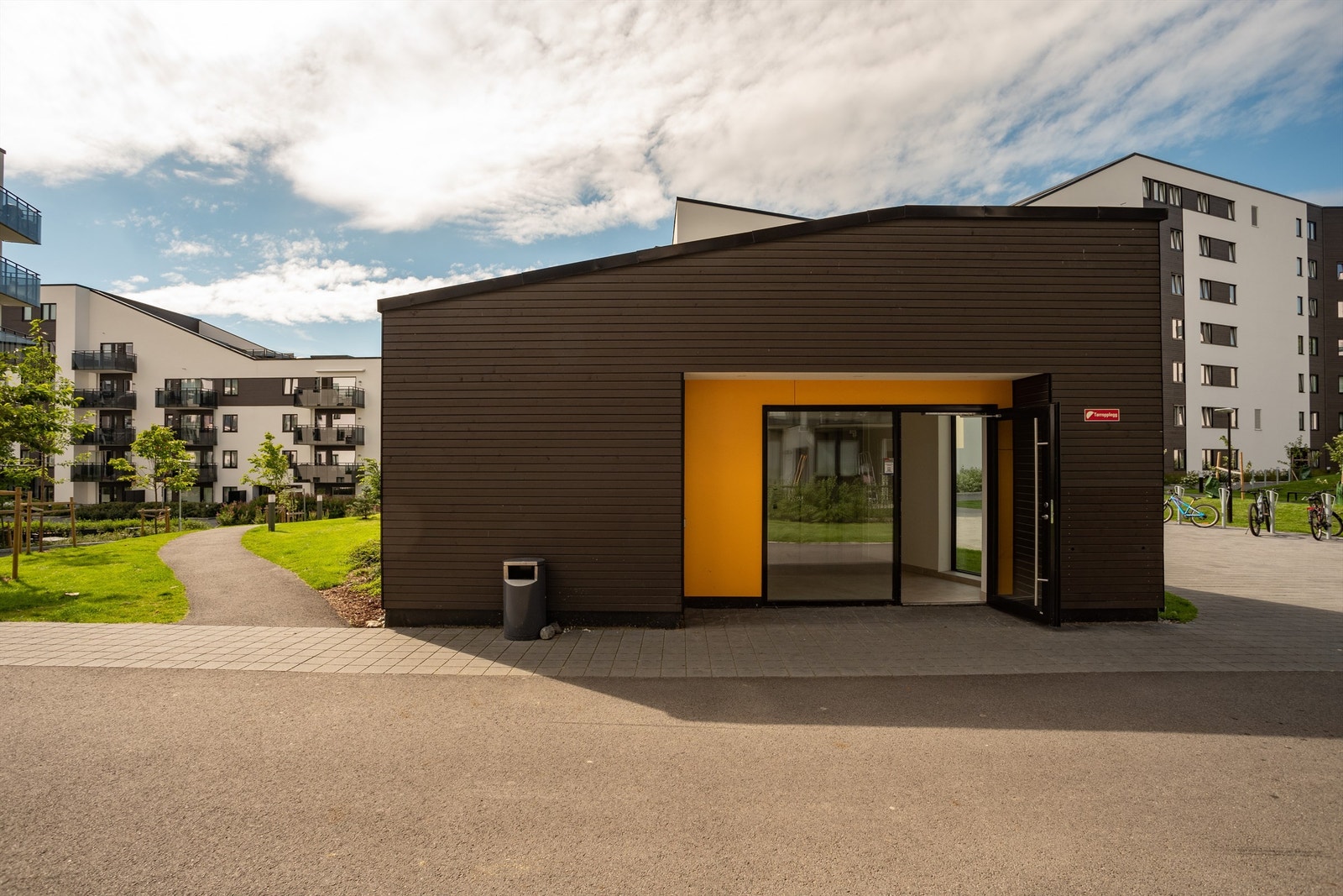Inngang til garasjeanlegg. Galleribilde