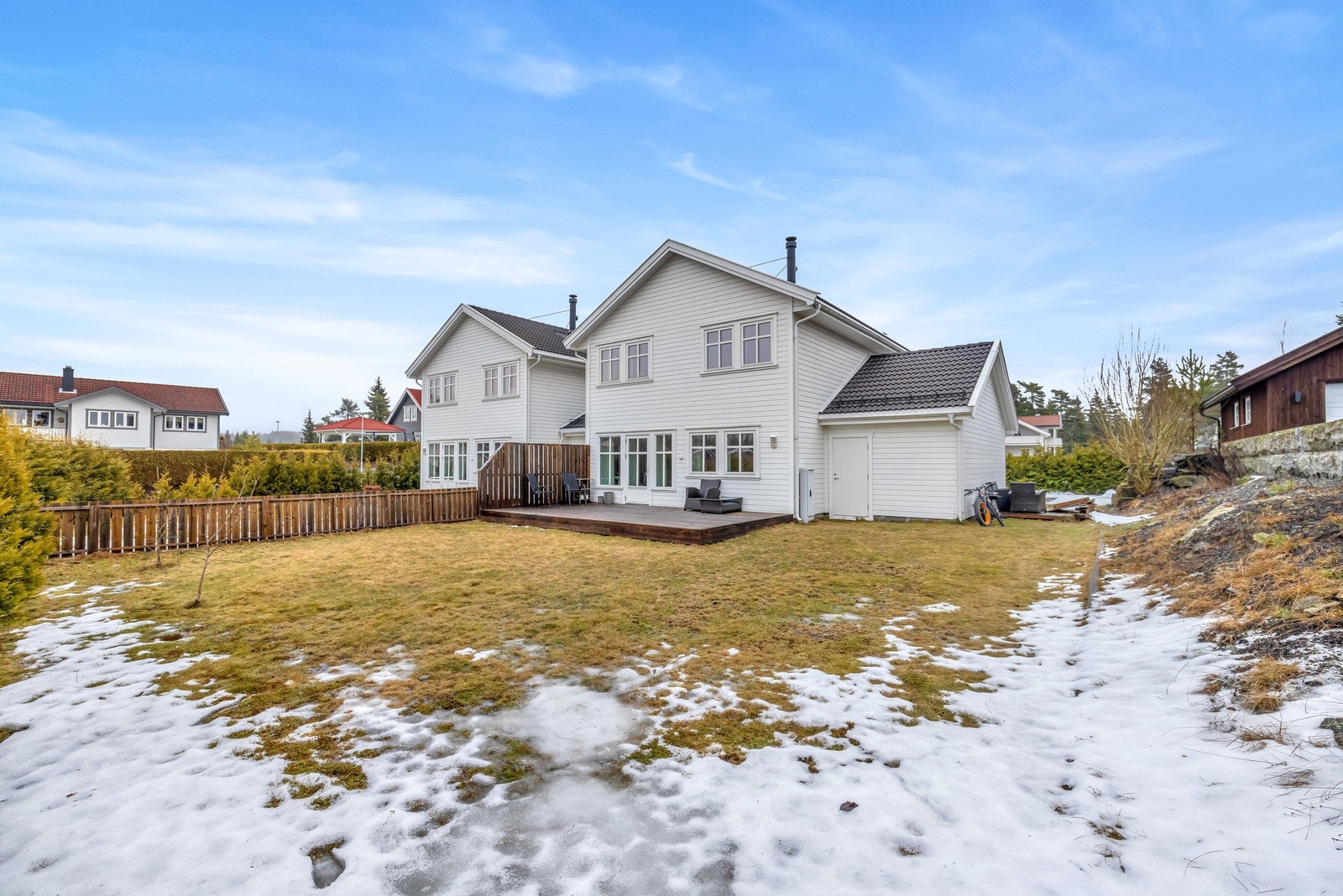 Boligen har en romslig og opparbeidet tomt med fine solforhold! Galleribilde