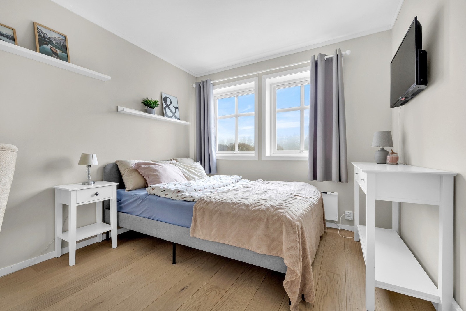 Soverom 2: Romslig soverom med god plass til dobbeltseng, nattbord. kommode og annet ønskelig møblement. Galleribilde