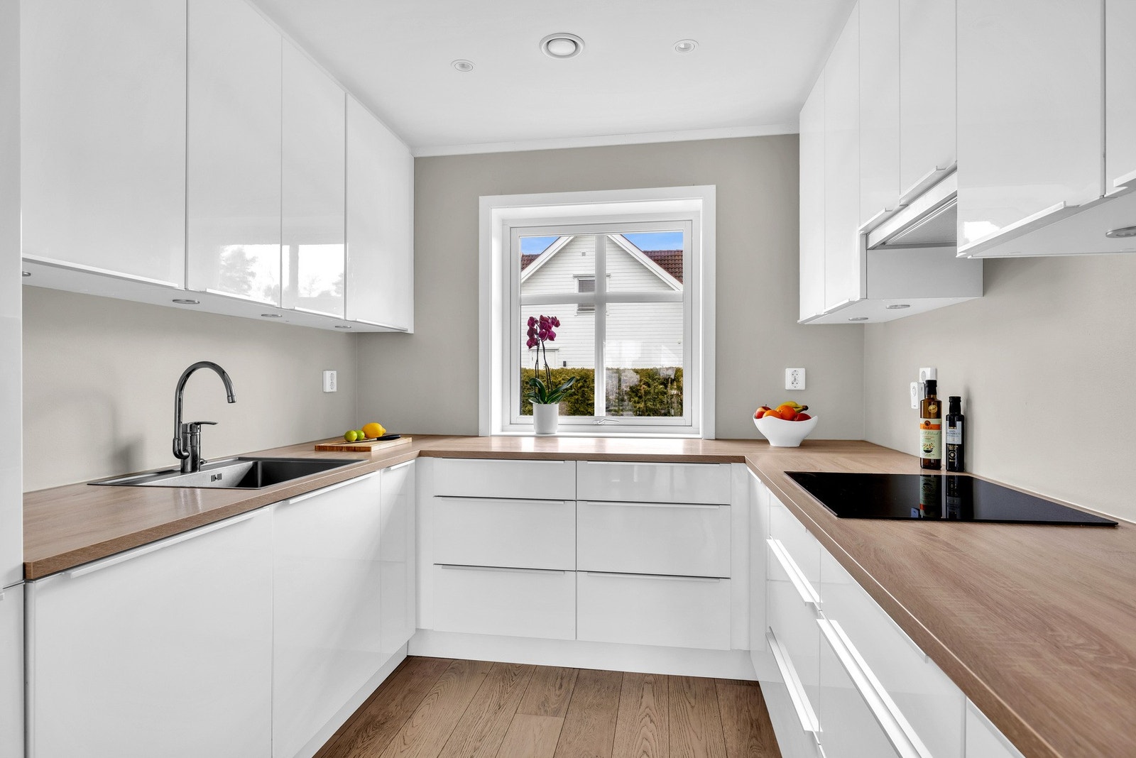 Kjøkkenet har høy takinnredning der det er godt med oppbevaringsplass i både under- og overskap, samt en god benkeflate for matlaging. Galleribilde