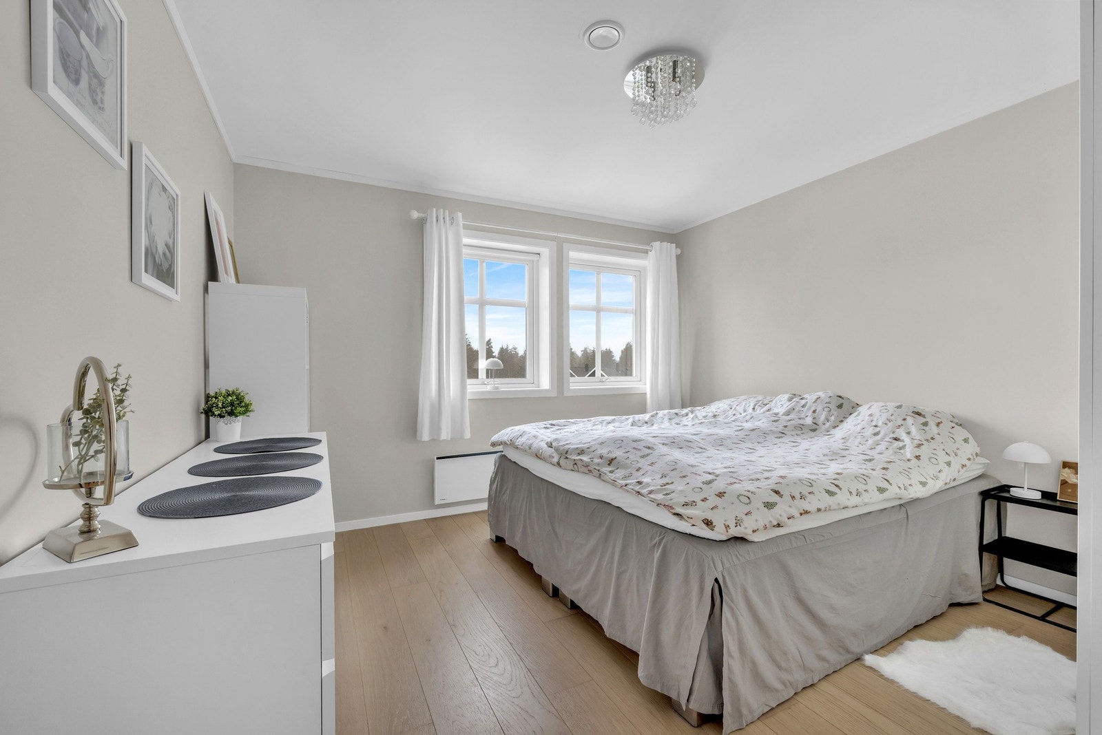 Soverom 1: Hovedsoverommet er stort med god plass til soveromsmøblement. Galleribilde