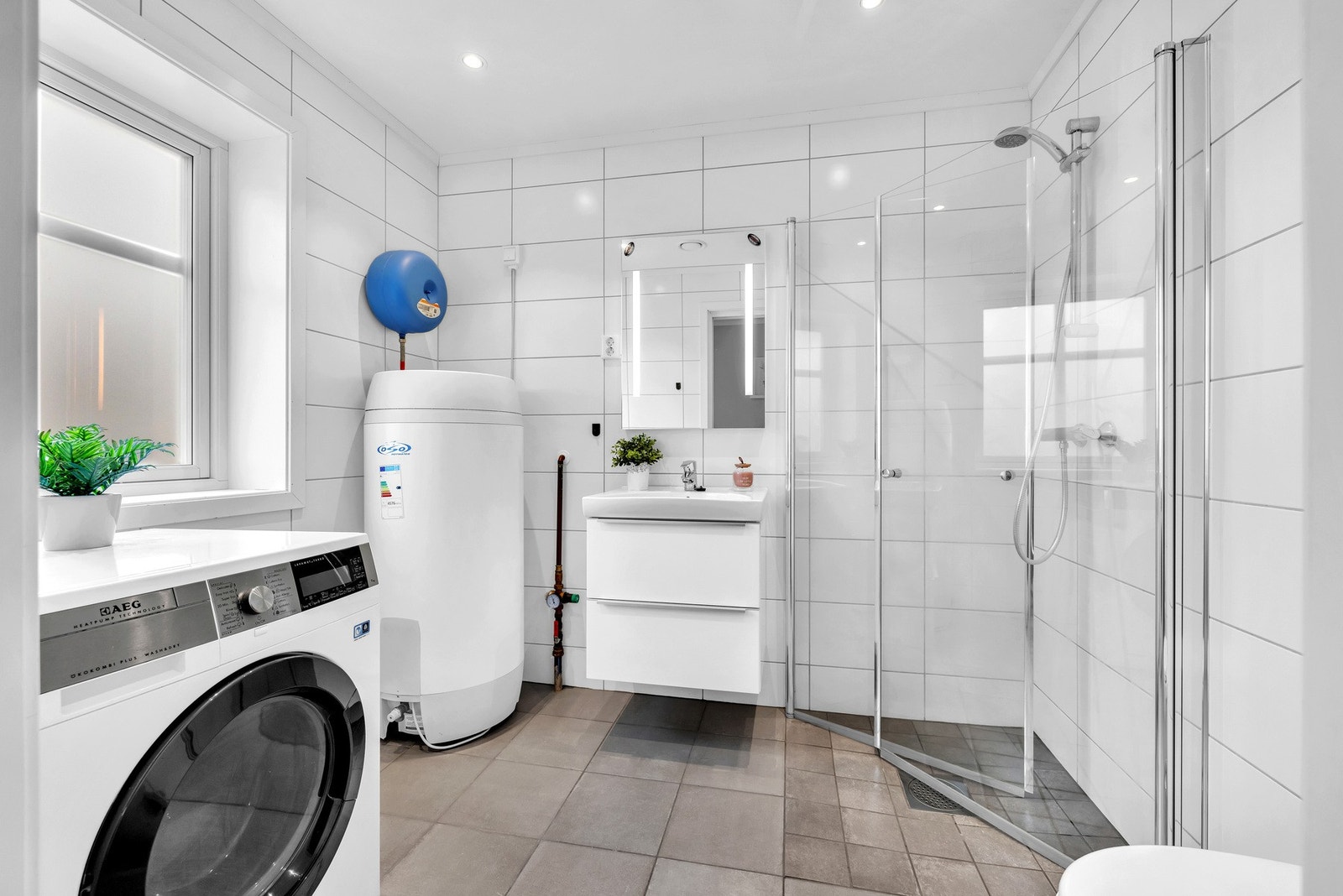 Bad nr. 1 med adkomst fra entré. Opplegg for
vaskemaskin og dobbel stikkontakt på vegg. Galleribilde