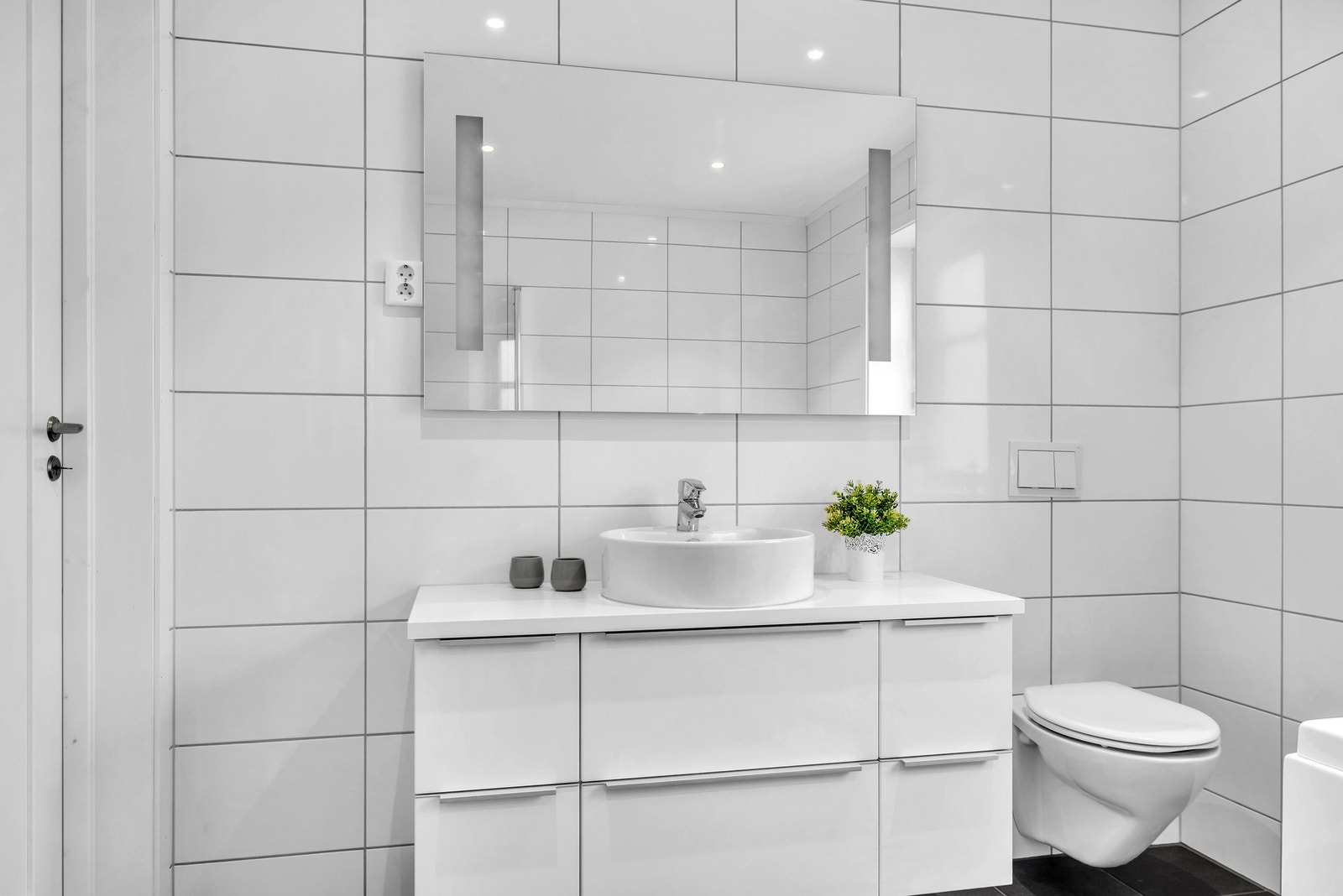 Badet inneholder servant, vegghengt toalett, badekar og dusjhjørne. Varme i gulv. Galleribilde