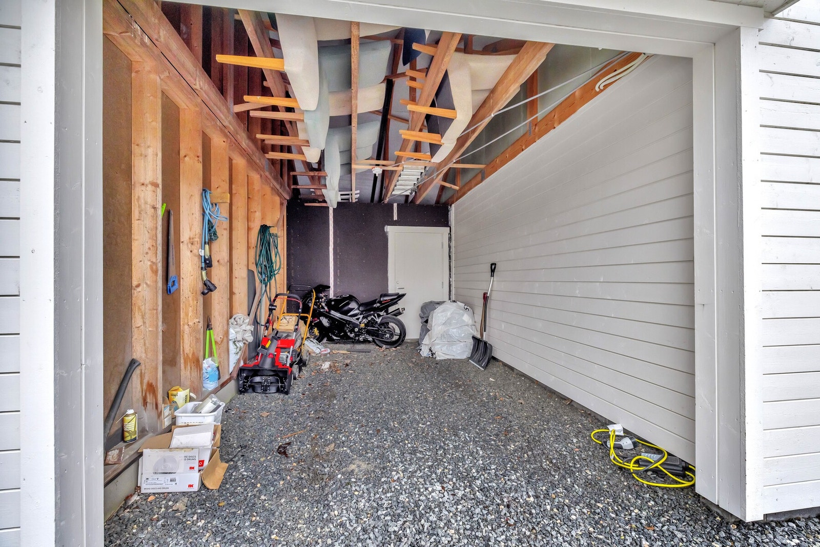 Det er parkering i carport, samt plass til flere biler på gårdsplassen. Galleribilde