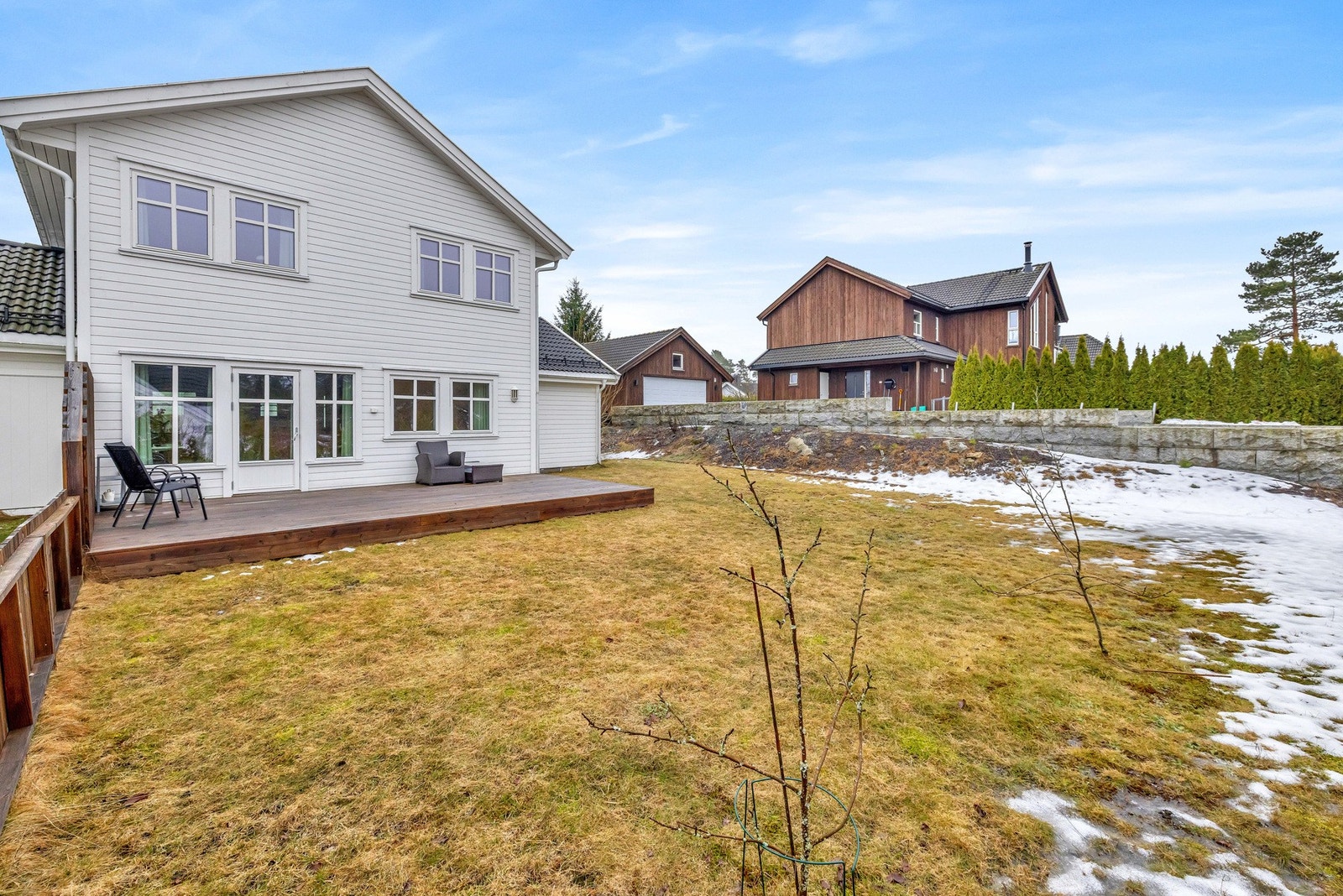 Boligen ligger solrikt til, på en flat tomt. Hagen er inngjerdet på en side av boligen. Galleribilde