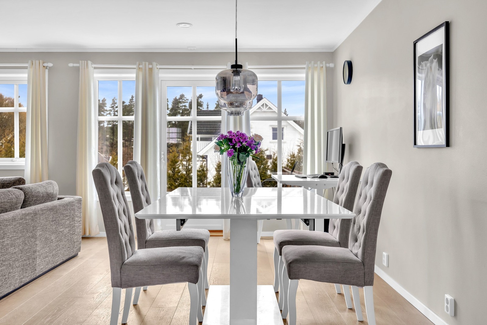 Stuen kan deles inn i soner. Naturlig plass for en spisesone i kontakt med kjøkkenet. Galleribilde