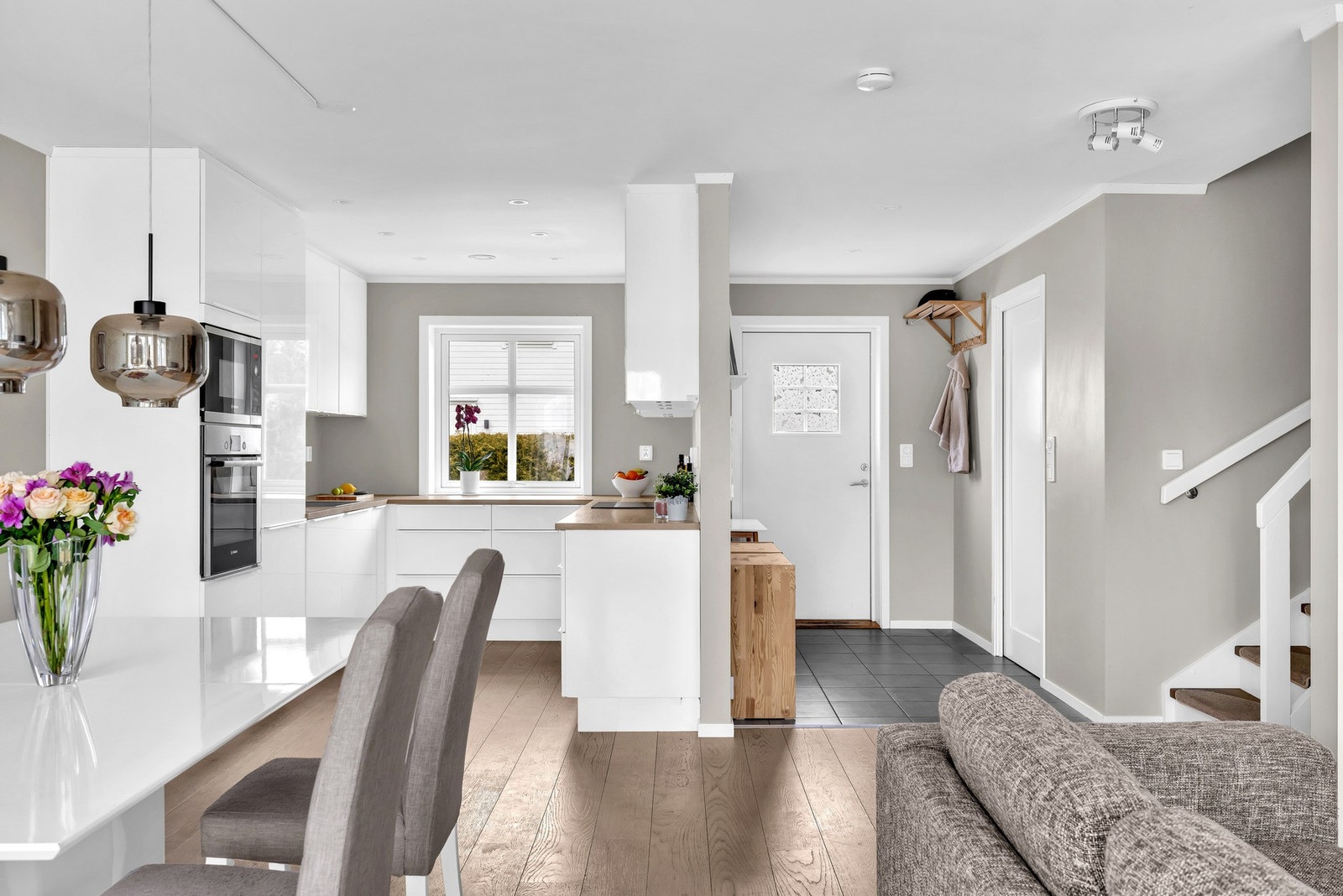 Videre adkomst til stuen. Her er det malt i en behagelig fargepallett. Galleribilde