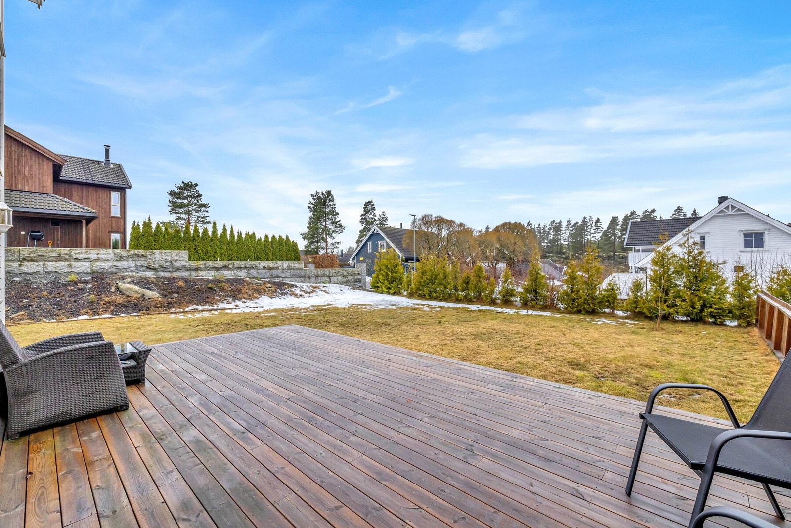 Terrassen er oppmålt til 28 kvm og kan dermed møbleres inn i flere soner. Galleribilde