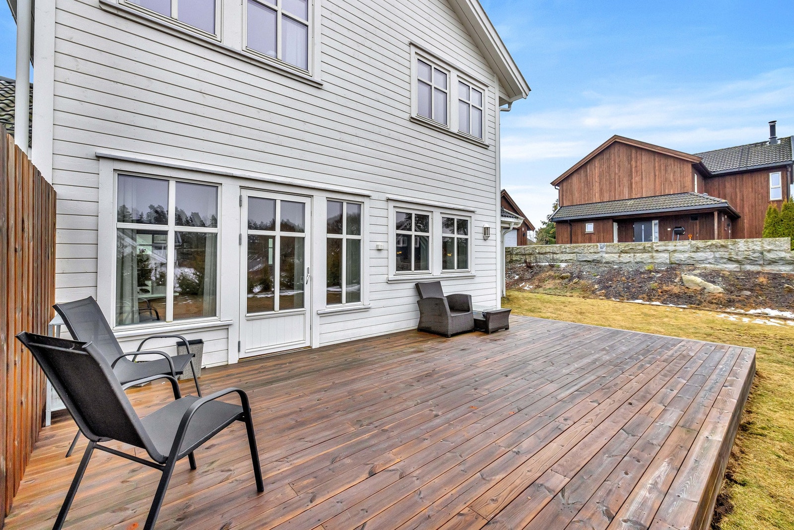 På terrassen er det god plass til å møblere med hagemøbler. Her er det suverene solforhold. Galleribilde