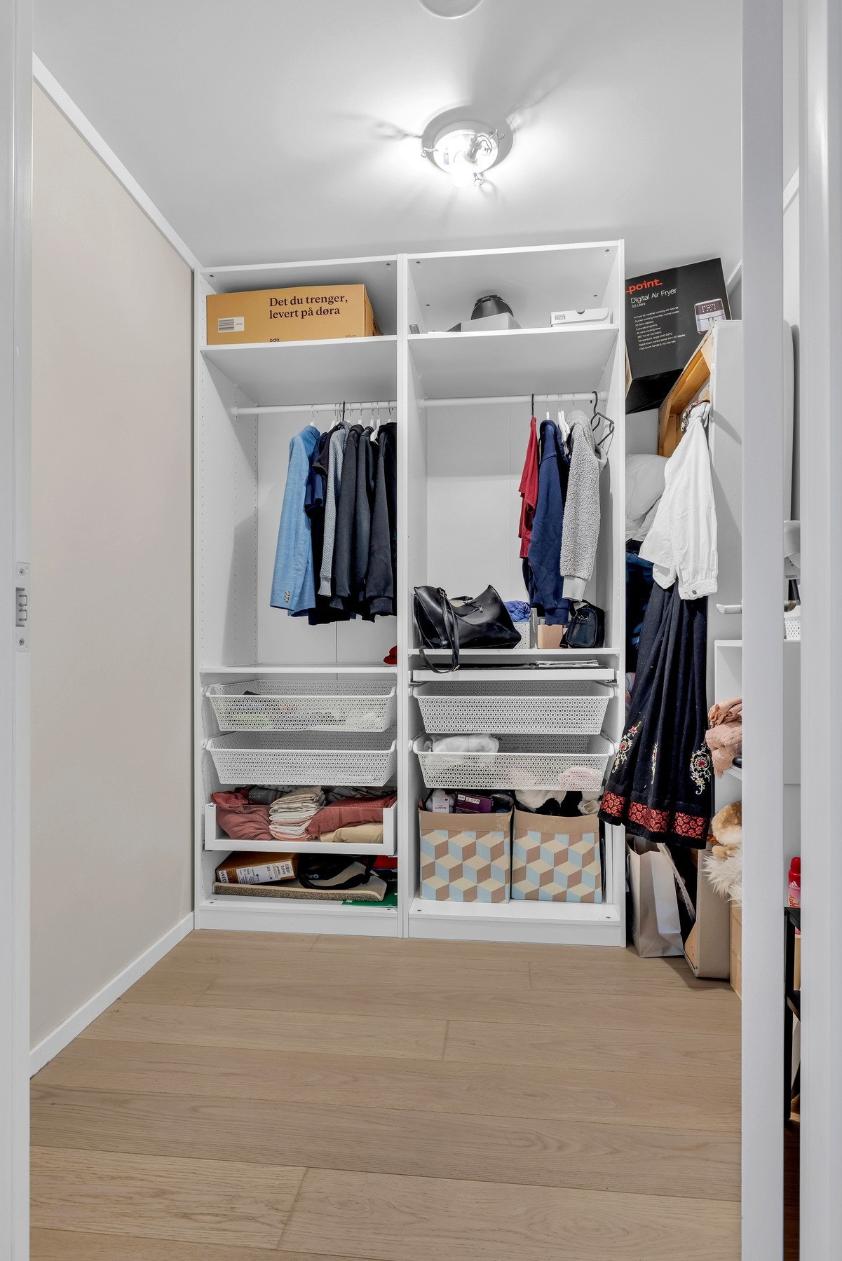 Vegg-i-vegg med hovedsoverommet er det en bod som i dag brukes som et walk-in-closet. Galleribilde