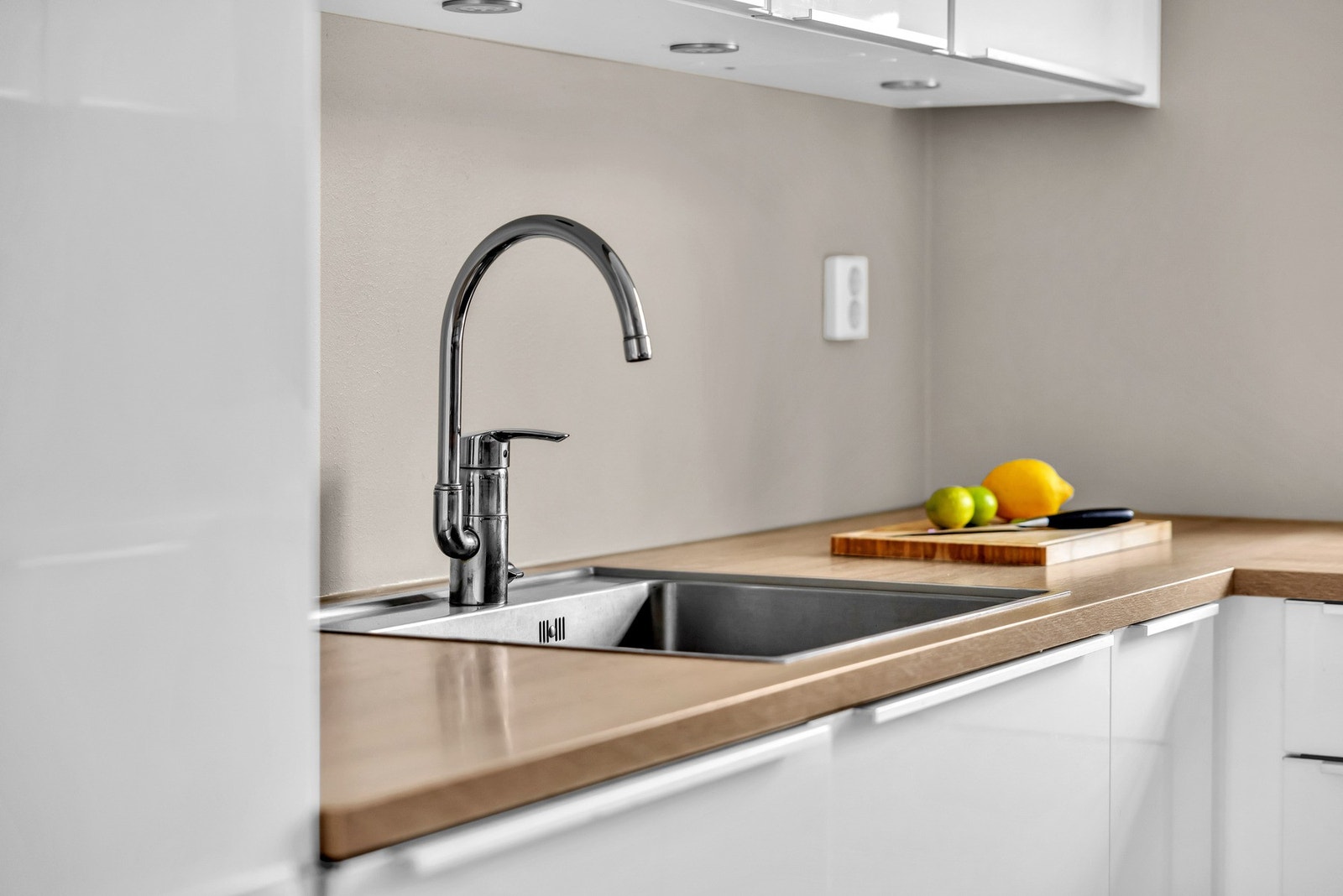 Fronter er i høyglans og benkeplate er i laminat. Galleribilde