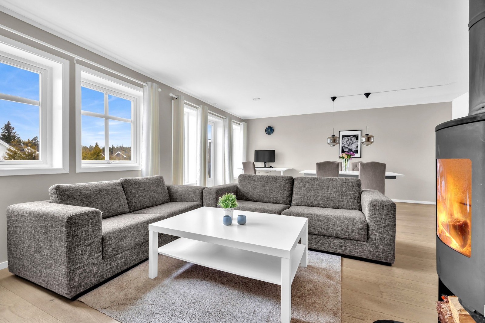 Stuen har god plass for sofaløsning med tilhørende møblement. Galleribilde