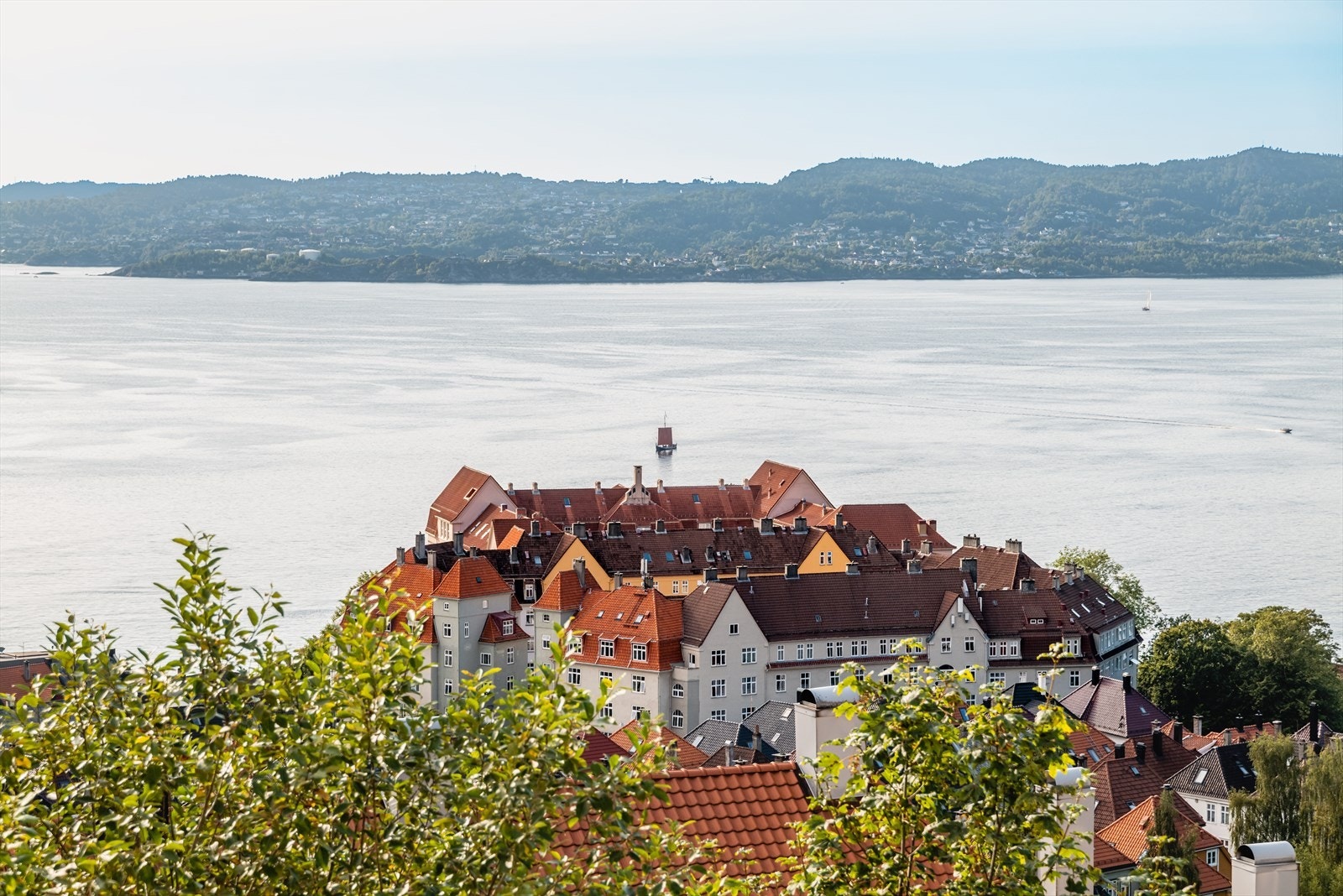 Beliggenheten sikrer umiddelbar nærhet til Bergens pulserende folkeliv, restauranter, butikker, minnerike konserter på Koengen, Byfjorden og fantastiske turstier. Galleribilde