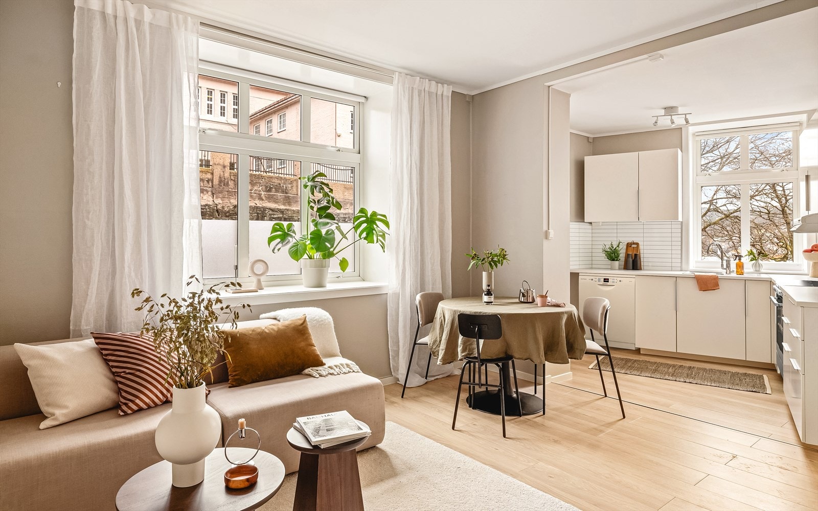 Store vindusflater fyller leiligheten med lys og god stemning. Galleribilde
