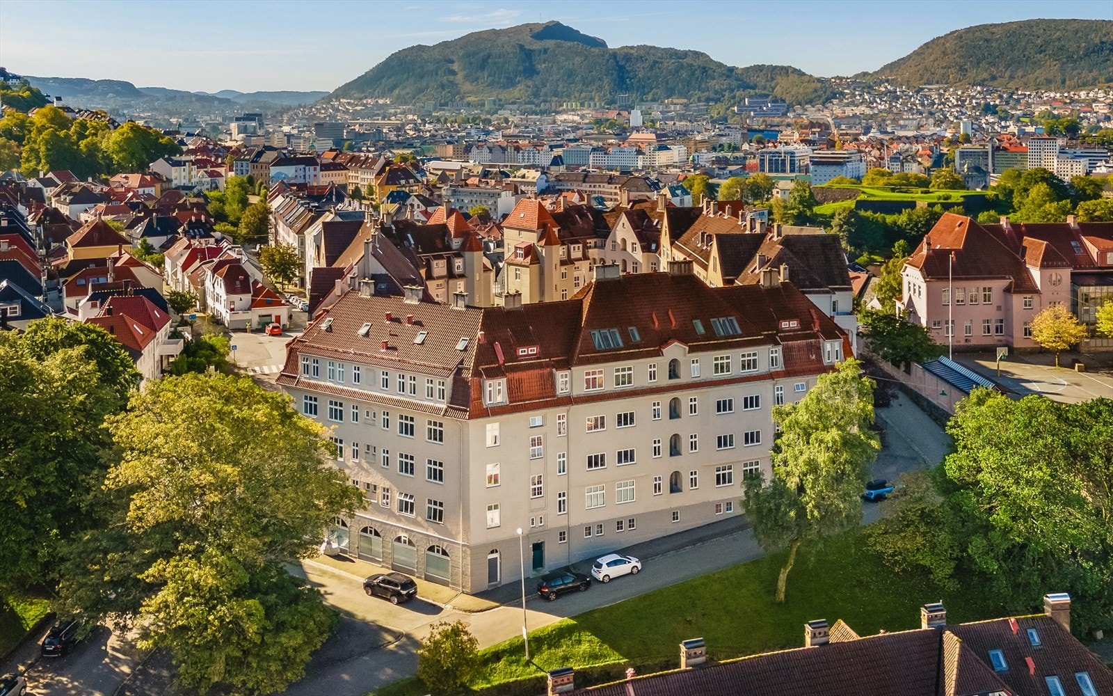 Sandviken er virkelig stedet som passer for alle, og har gjennom en årrekke vært blant byens mest populære steder å bosette seg. Blant sjarmerende smau og brosteinsbelagte gater bor det en herlig blanding av nyetablerte, veletablerte og eldre. Galleribilde