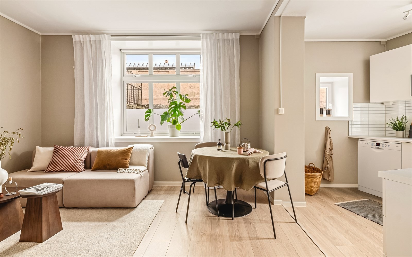 Takhøyde på 2,75 på det høyeste og god plass til både sofa- og spisegruppe. Galleribilde