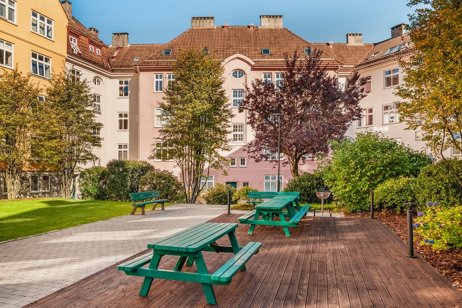 På sommerstid kommer de pent opparbeidete fellesarealene virkelig til sin rett! Galleribilde