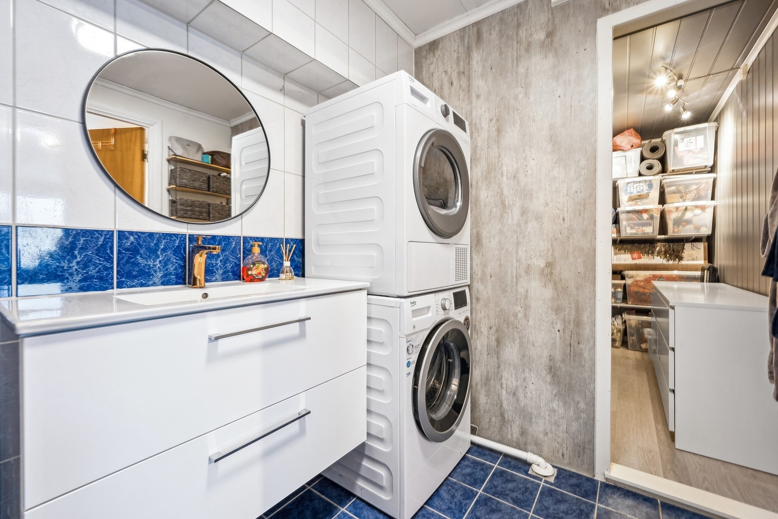 Bad og vaskerom med direkte adkomst til bod som er innredet som garderobe Galleribilde