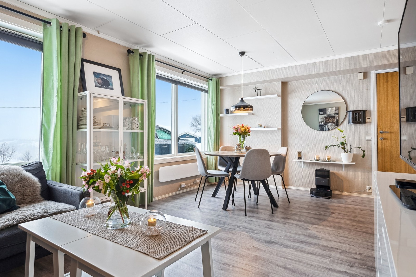 I stuen får du godt med naturlig lys fra de store vinduene Galleribilde