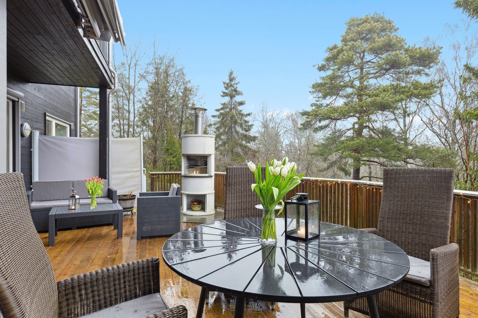 Terrassen er ideell for grilling, sosiale sammenkomster eller bare å slappe av med en god bok. Galleribilde
