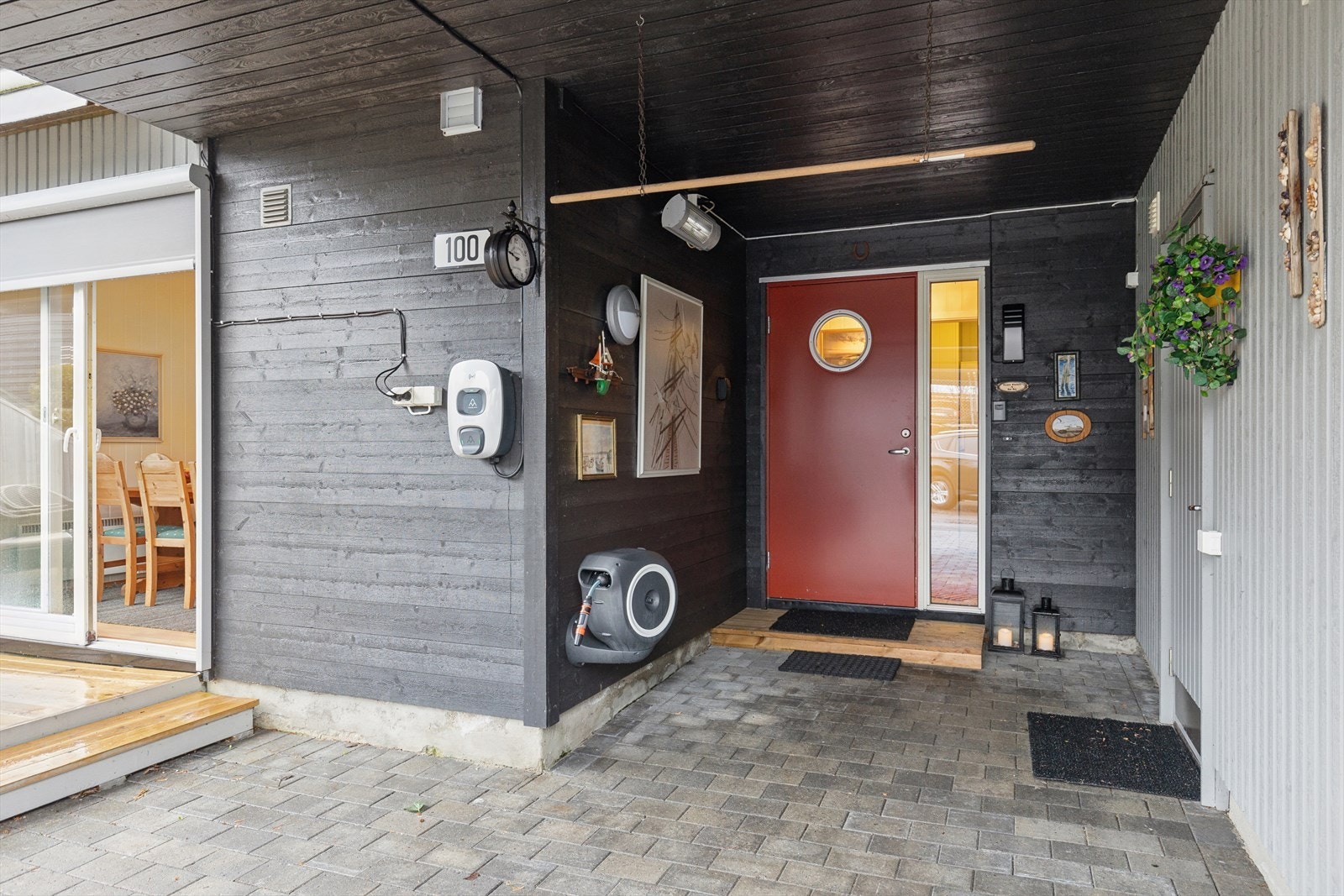 Hyggelig, overbygget inngangsparti med adkomst til utvendig bod. Galleribilde