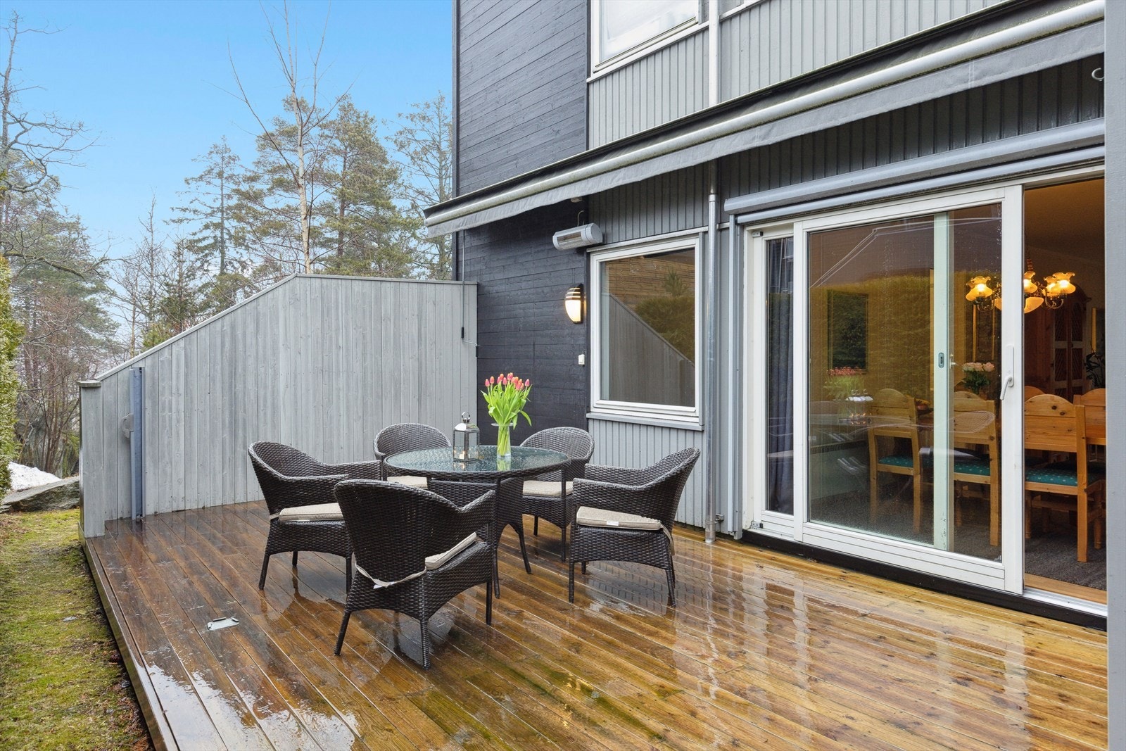Terrasse utenfor kjøkkenet der det er montert markise. Galleribilde