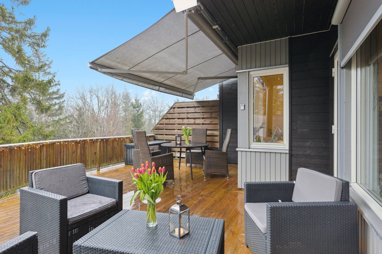 Fra stuen har du utgang til en svært romslig terrasse med utepeis, hvor du kan nyte lange sommerkvelder og lune høstdager. Galleribilde